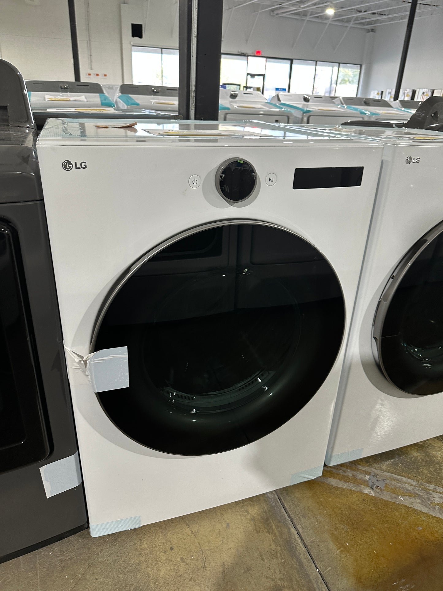 NEW STACKABLE SMART GAS DRYER WITH STEAM AND SENSOR DRY MODEL: DLGX5501W DRY11928S