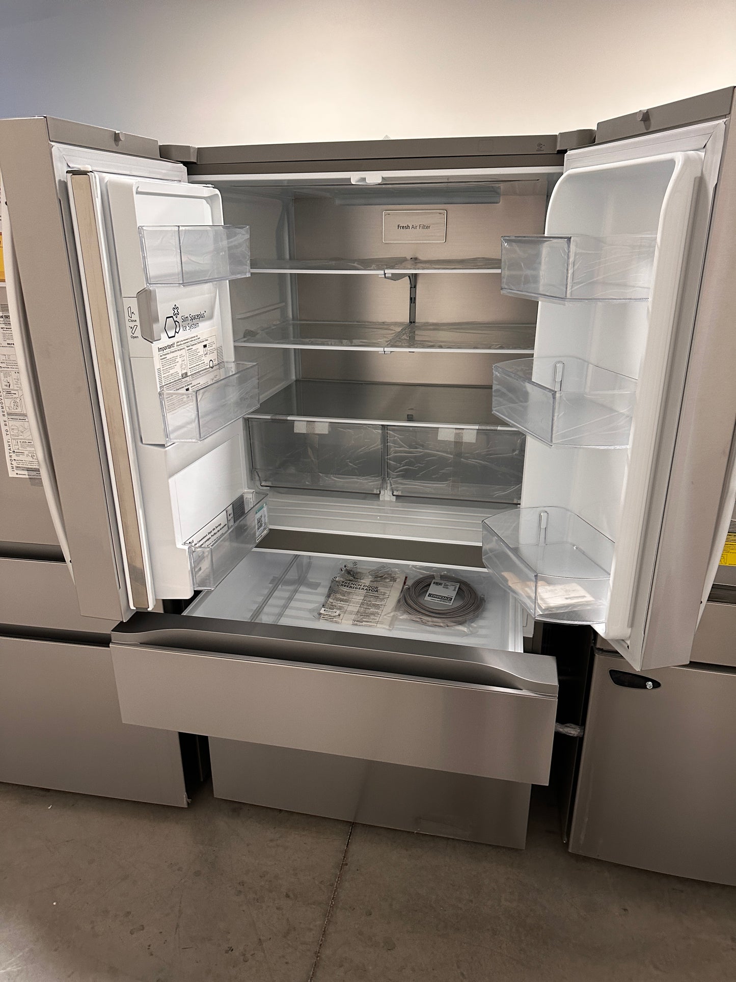 BEAUTIFUL NEW LG 28.6 Cu Ft French Door Refrigerator MODEL: LF29H8330S REF13929
