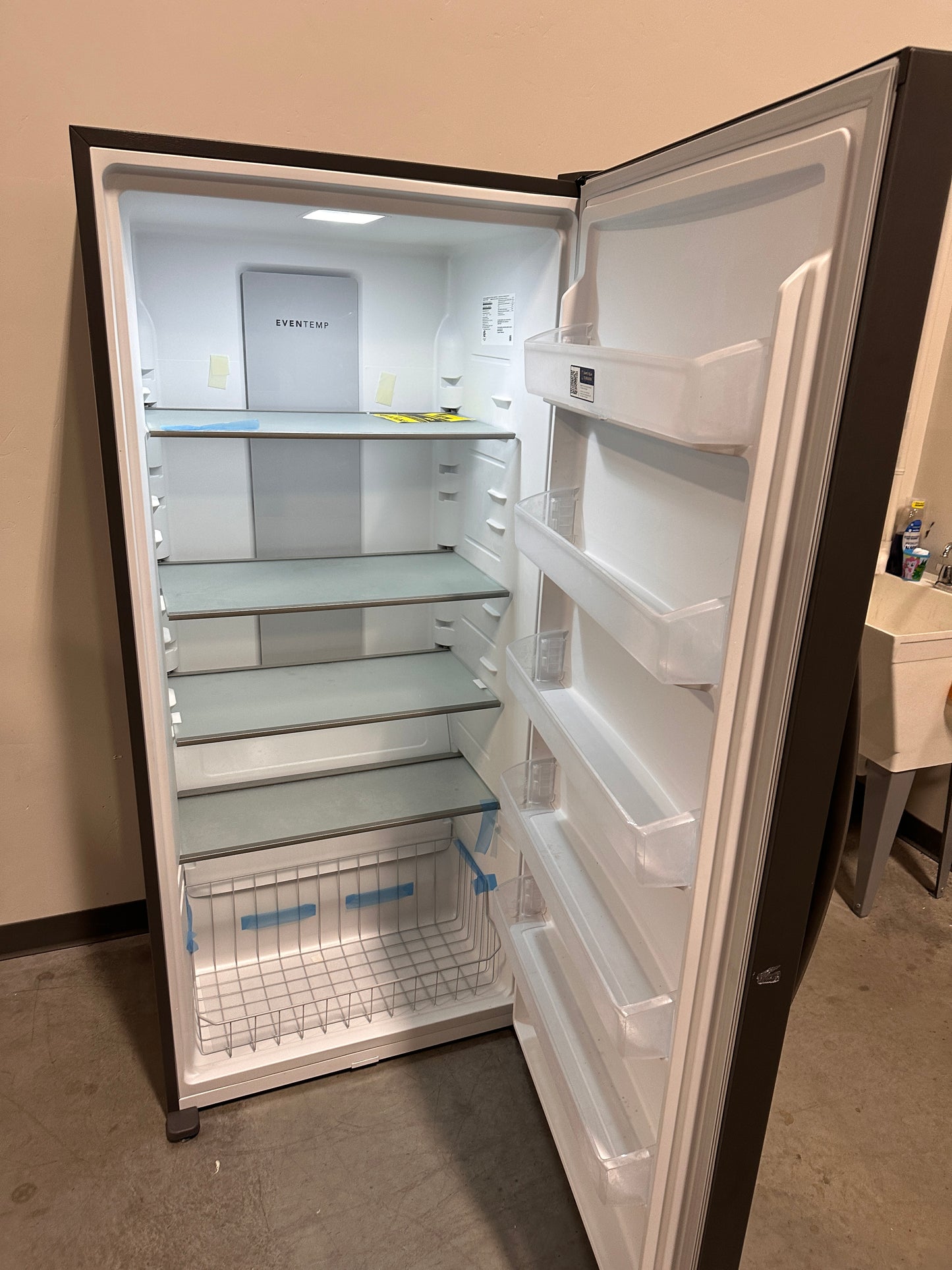 GORGEOUS NEW UPRIGHT FRIGIDAIRE 20 CU FT FREEZER MODEL: FFUE2024AN FRZ11264