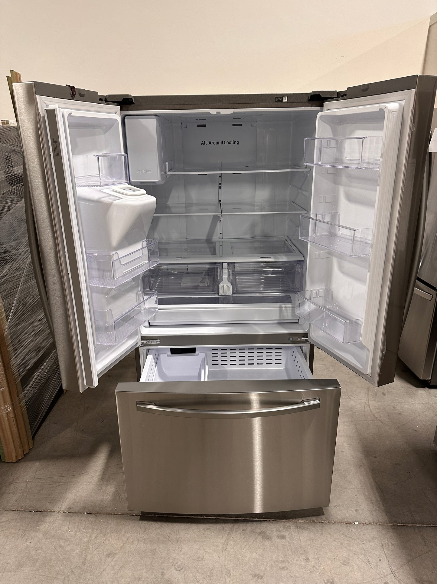 NEW SAMSUNG LARGE CAPACITY REFRIGERATOR Model:RF27T5201SR/AA REF12957