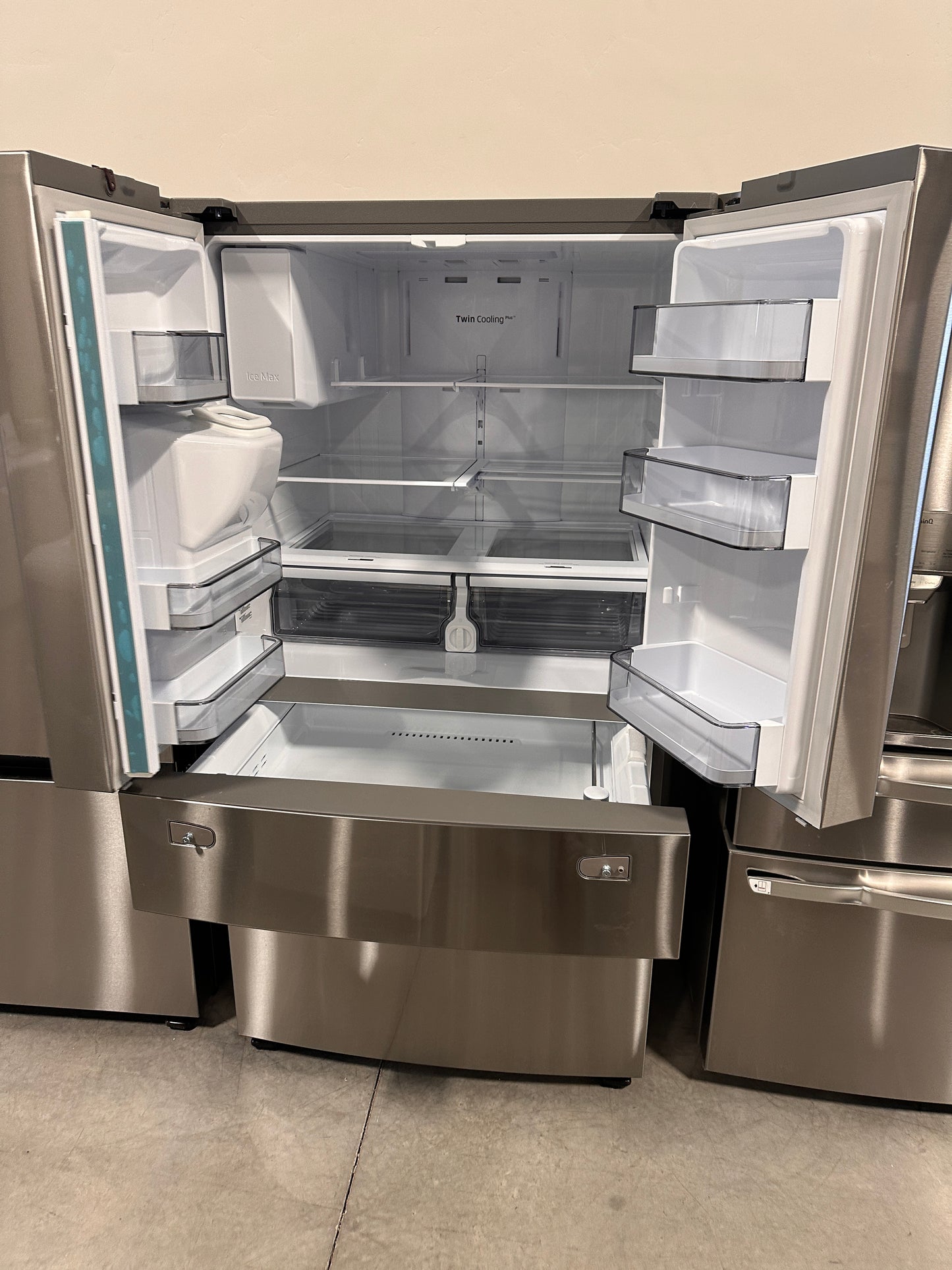 BRAND NEW! Samsung 28 cu. ft. 4-Door French Door Refrigerator MODEL: RF28R7201SR REF13949