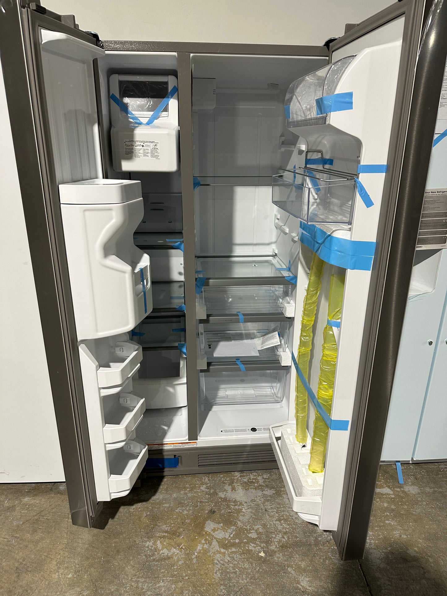 SIDE BY SIDE WHIRLPOOL STAINLESS STEEL FRIDGE MODEL: WRS321SDHZ REF12350S