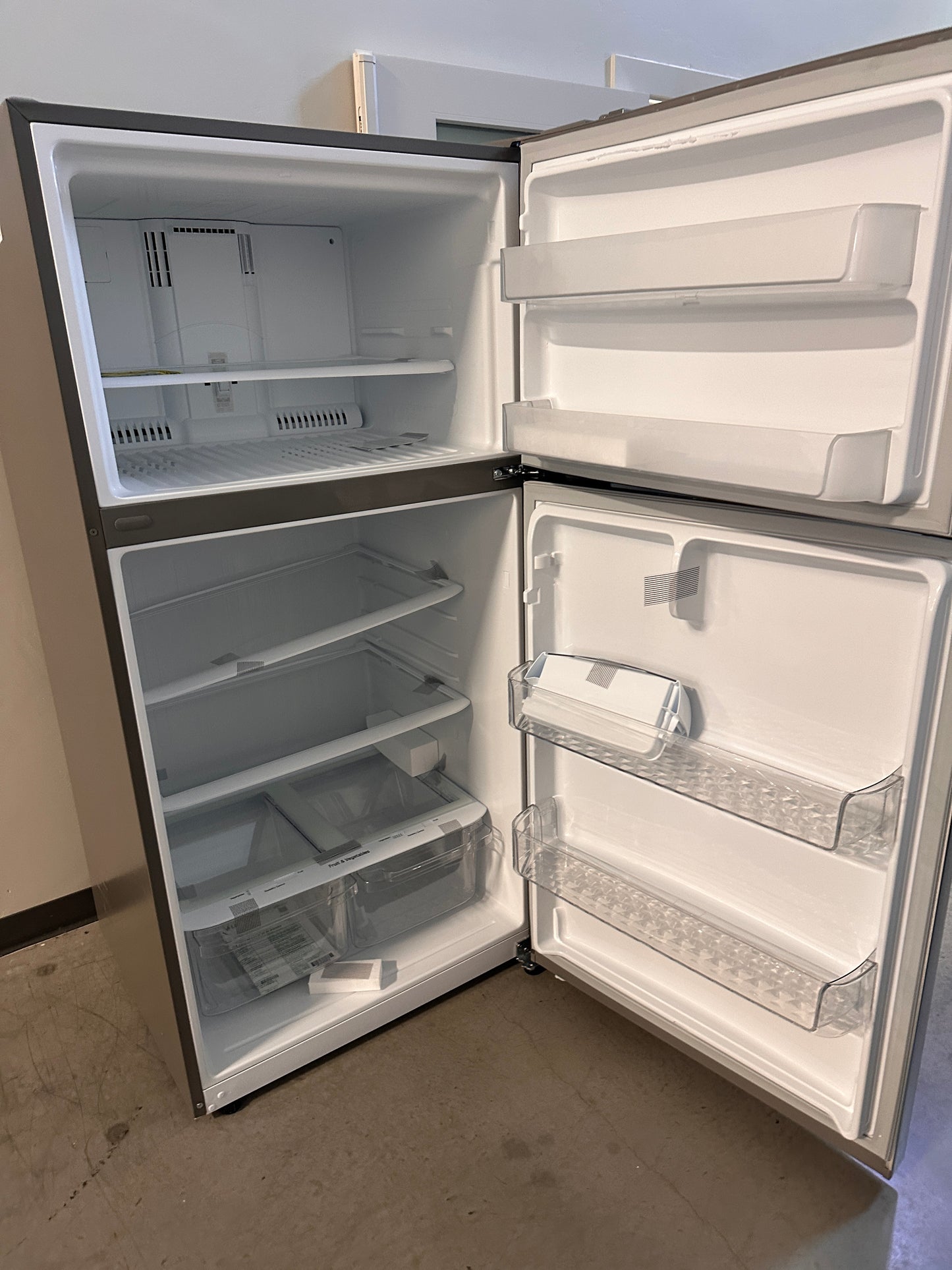 BRAND NEW LG 24 cu. ft. Top Freezer Refrigerator MODEL: LHTNS2403S REF13981