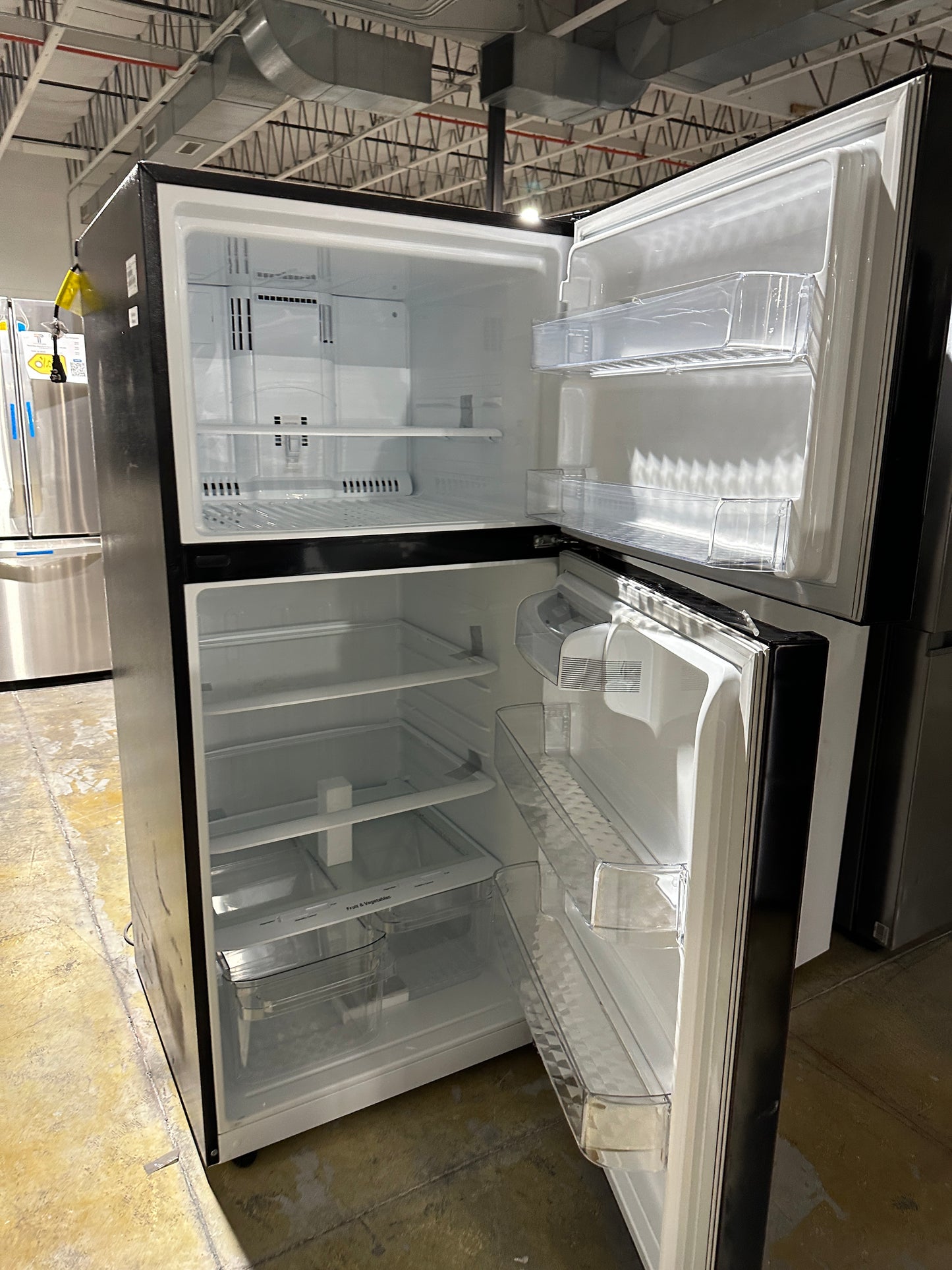 GREAT GARAGE FRIDGE - BLACK LG TOP FREEZER REFRIGERATOR MODEL: LTCS20020B REF12339S