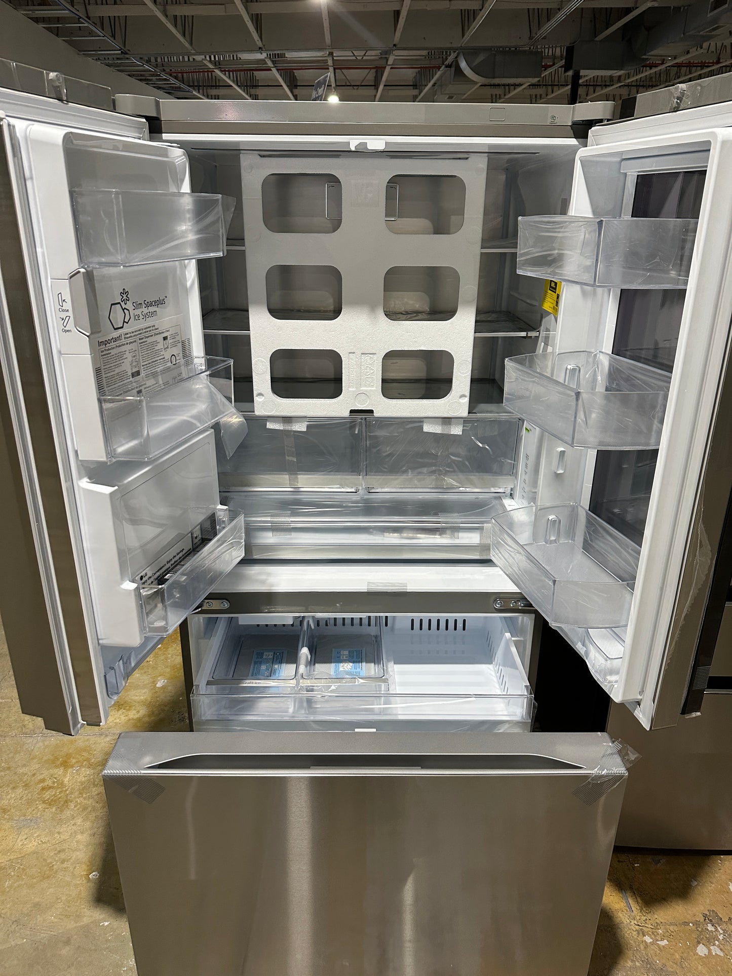 COUNTER-DEPTH SMART REFRIGERATOR with MIRROW INSTAVIEW MODEL: LRYKC2606S REF12321S