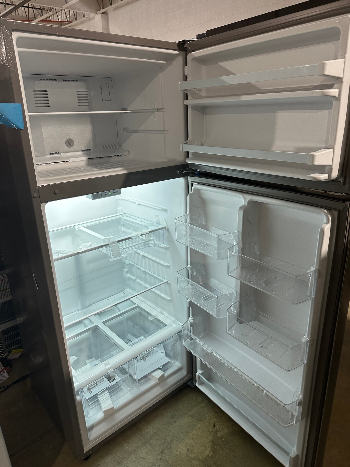 NEW WHIRLPOOL MONOCHROMATIC TOP FREEZER REFRIGERATOR MODEL: WRT518SZFM REF12381S