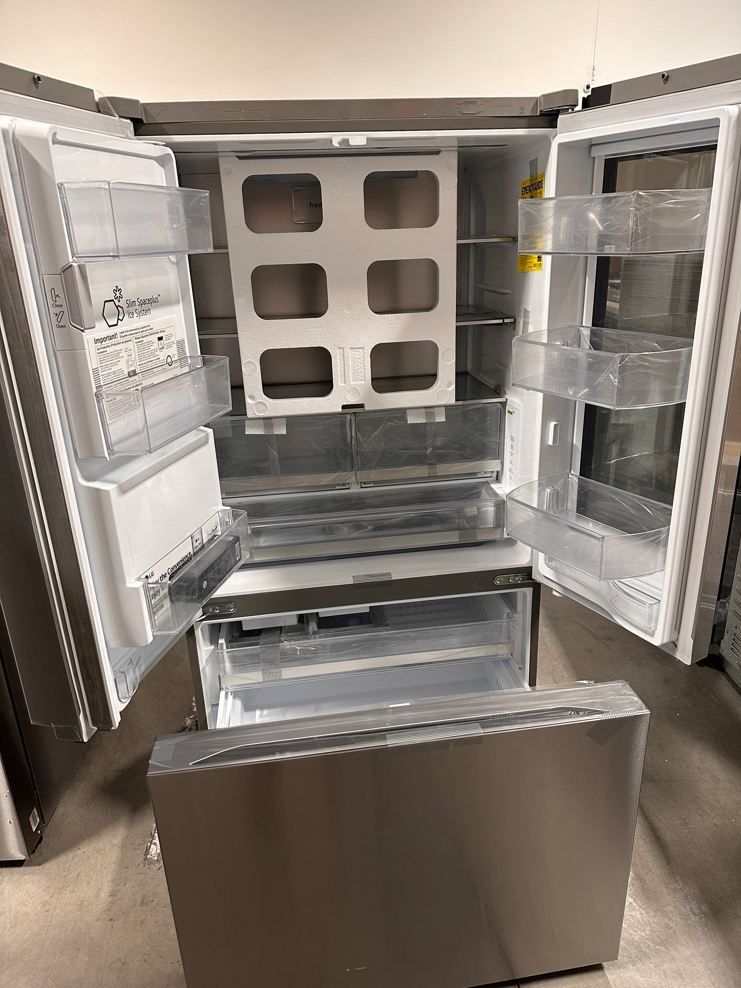 GORGEOUS NEW LG REFRIGERATOR WITH MIRROR INSTAVIEW MODEL: LRYKC2606S REF13020