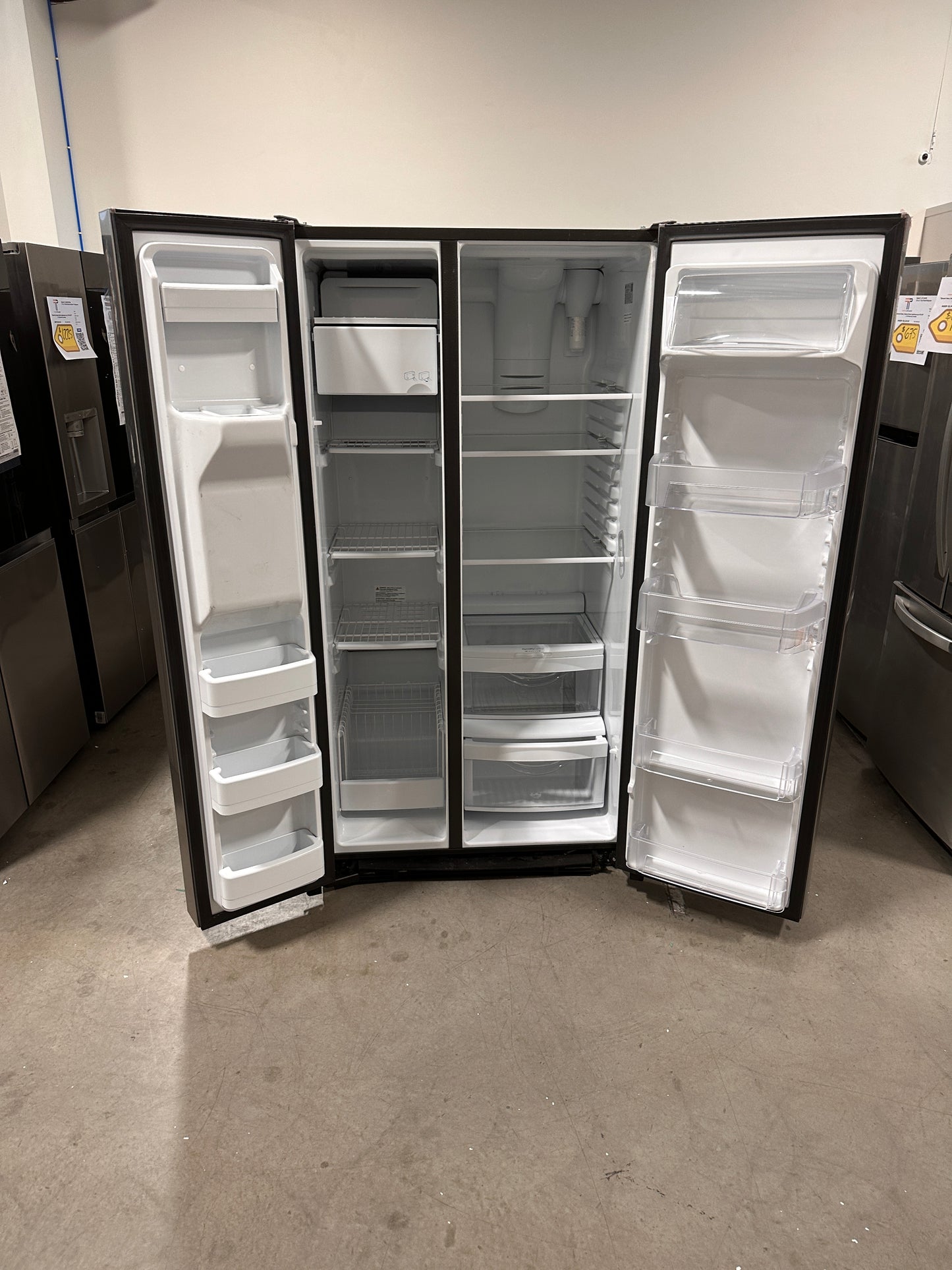 NEW GE STAINLESS STEEL SIDE BY SIDE REFRIGERATOR MODEL: GSS25GYPFS REF13030