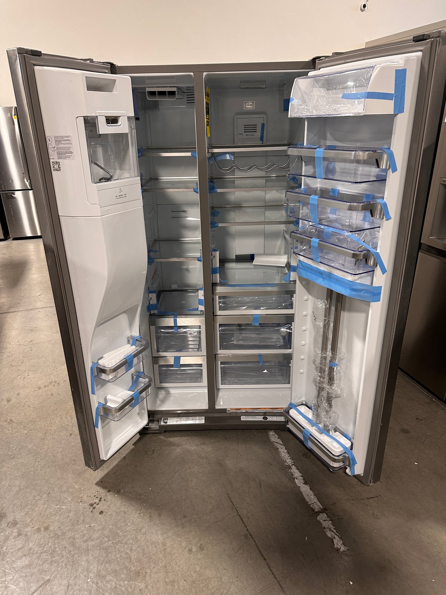 GREAT NEW KITCHENAID SIDE BY SIDE REFRIGERATOR MODEL: KRSF705HPS REF13025