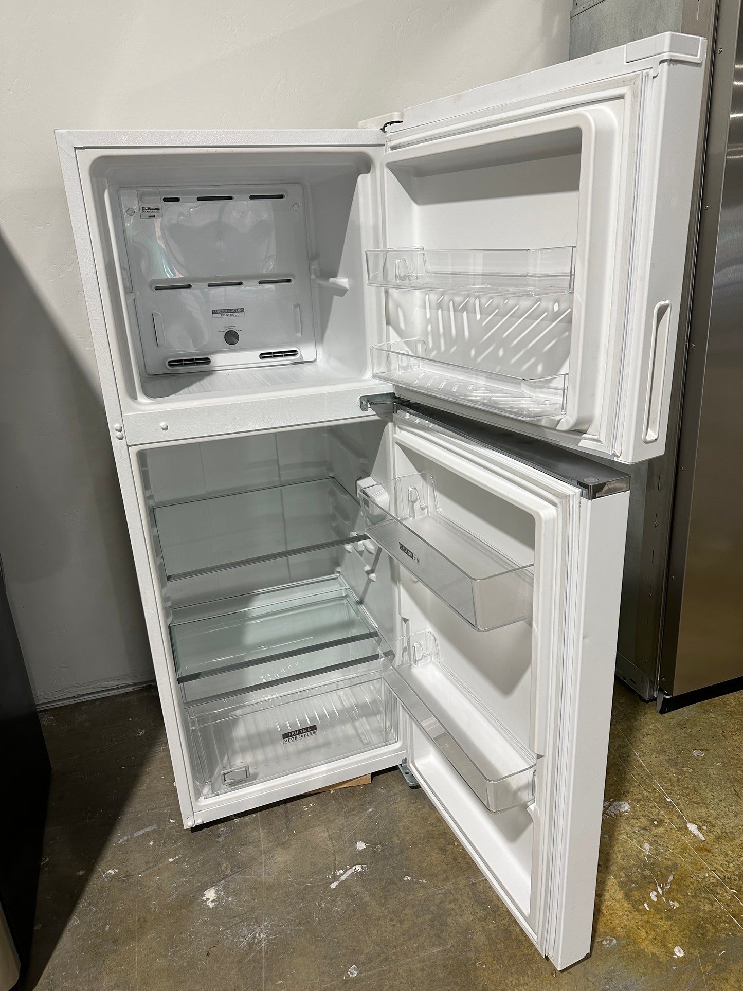 GORGEOUS WHIRLPOOL TOP FREEZER REFRIGERATOR MODEL: WRT112CZJW REF12414S