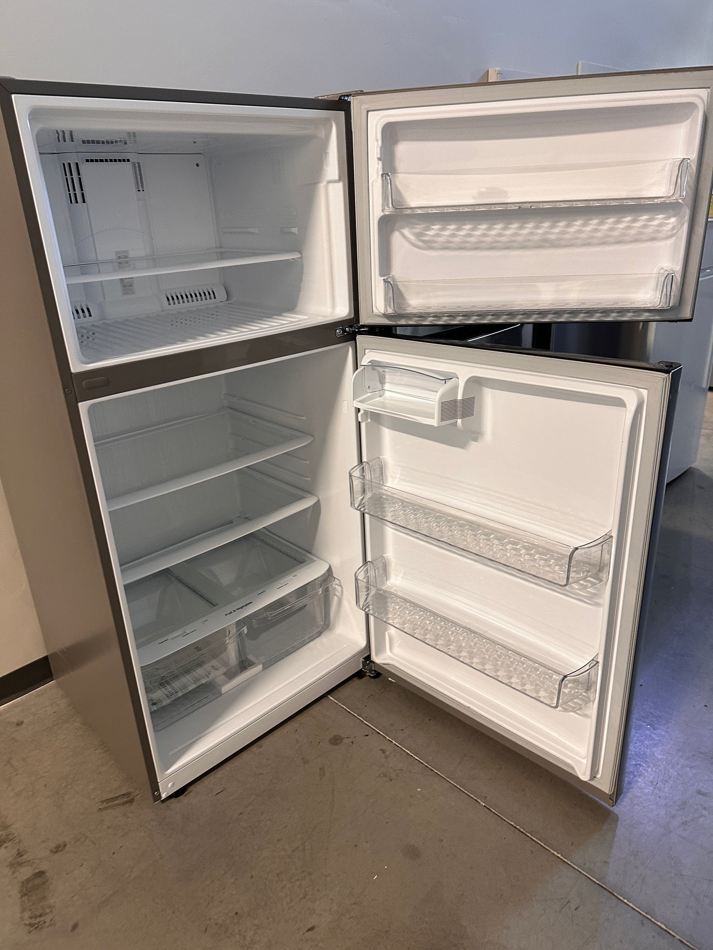 BRAND NEW LG TOP FREEZER REFRIGERATOR with INTERNAL WATER DISPENSER MODEL: LHTNS2403S REF14038