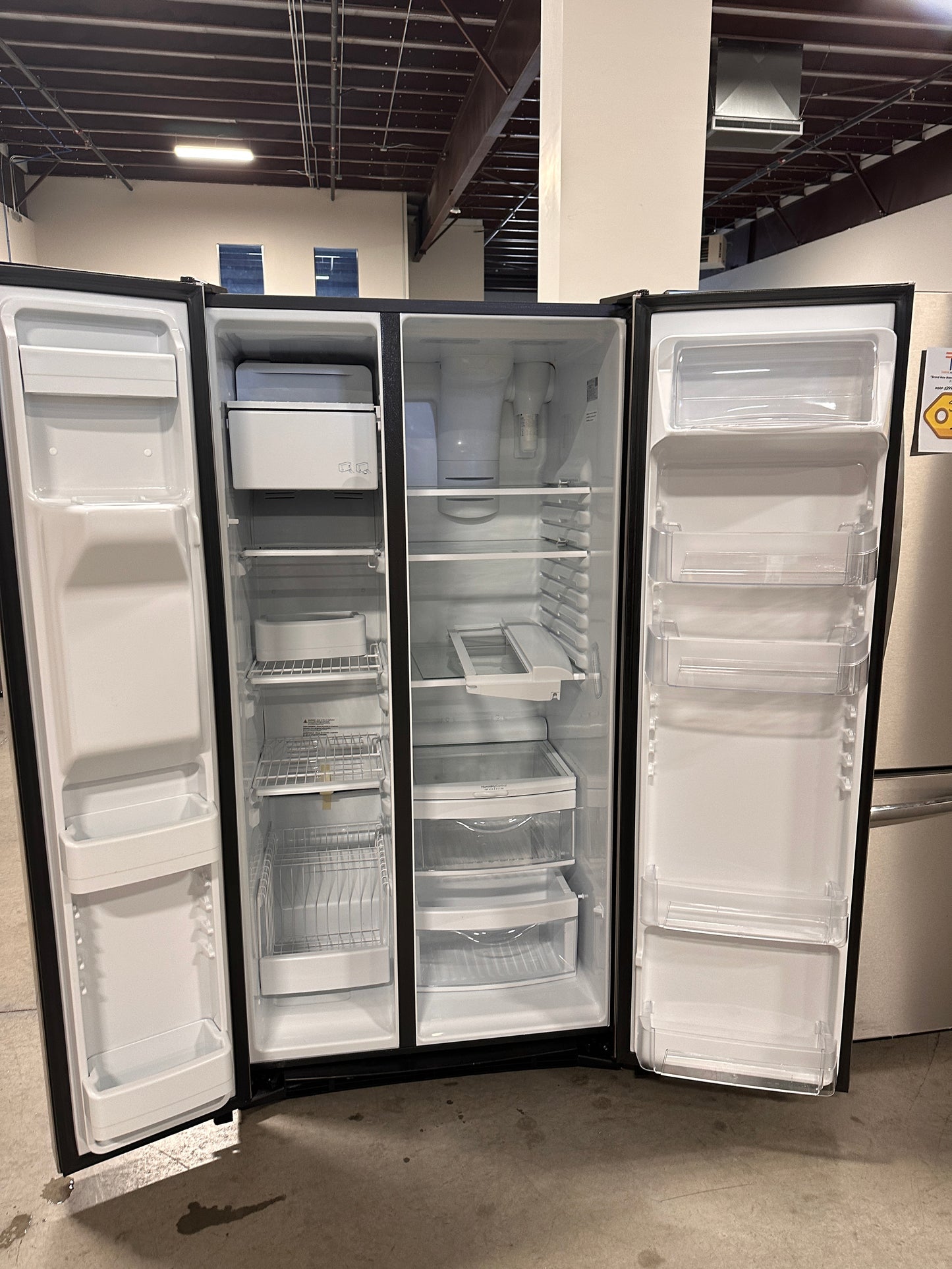 NEW GE SIDE-BY-SIDE STAINLESS STEEL REFRIGERATOR MODEL: GSS25GYPFS REF13070