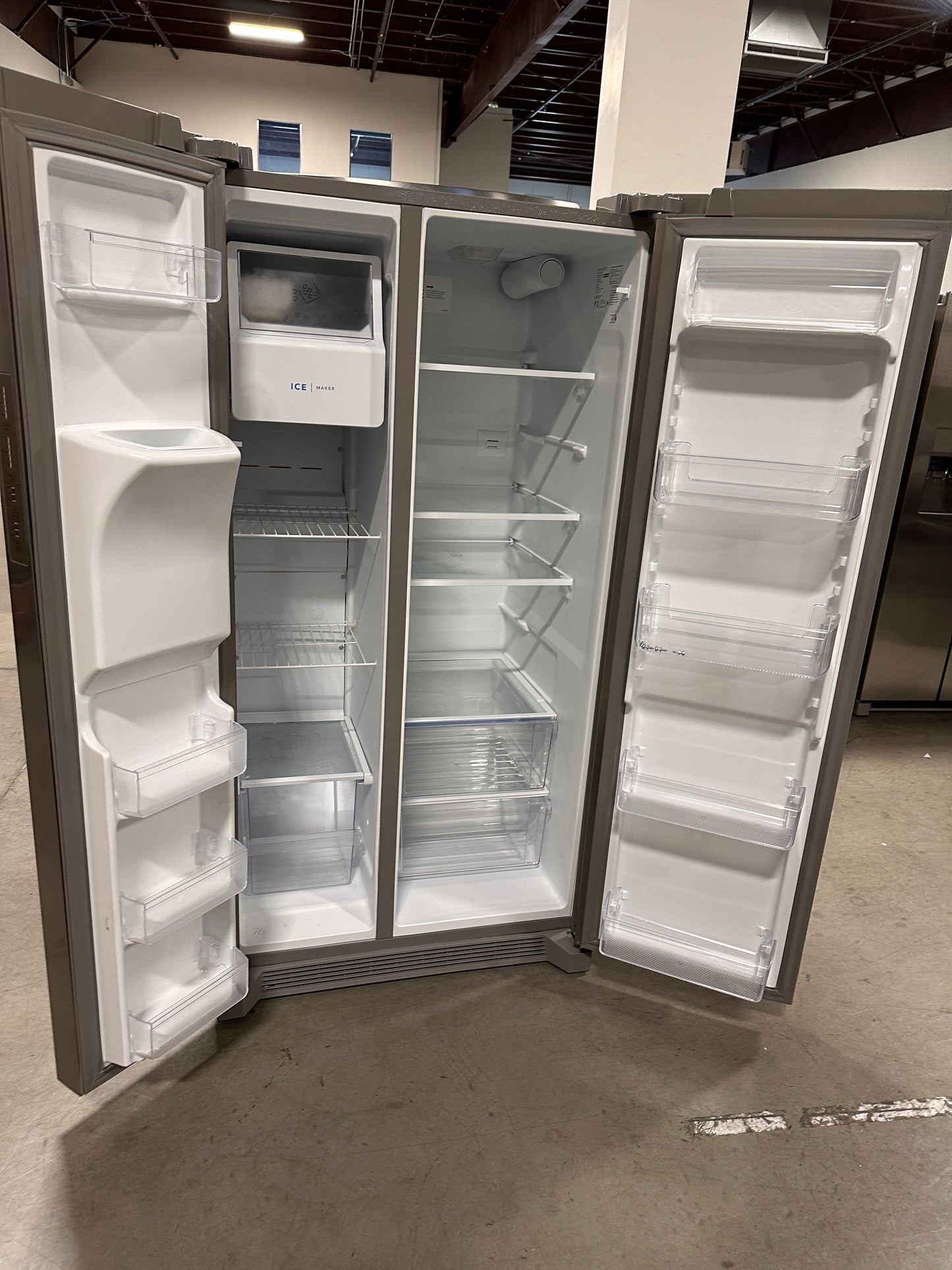GREAT NEW FRIGIDAIRE SIDE BY SIDE FRIDGE MODEL: FRSS2623AW REF13081