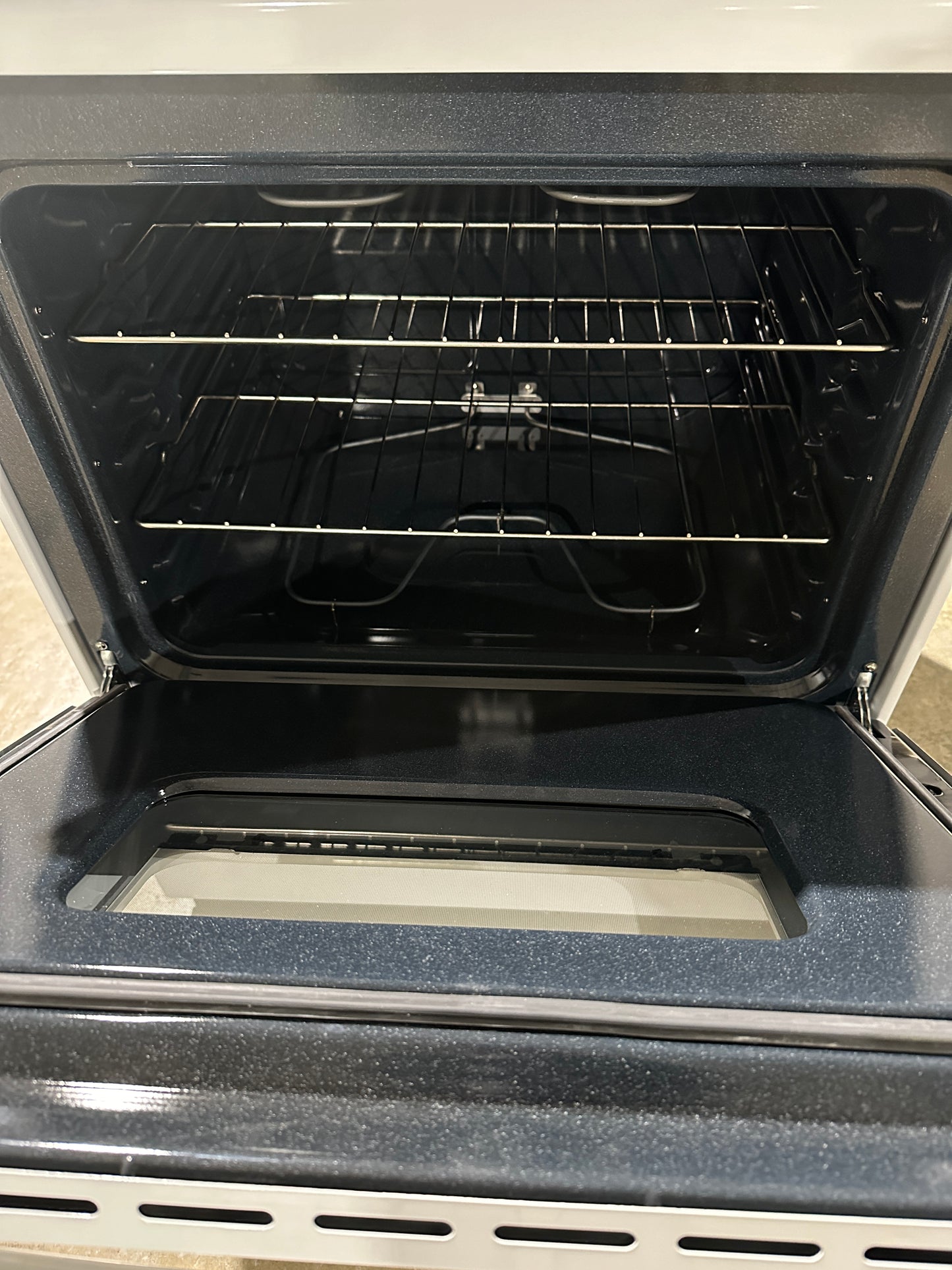 GREAT NEW HOTPOINT WHITE ELECTRIC RANGE - MODEL: RBS330DRWW RAG11578S
