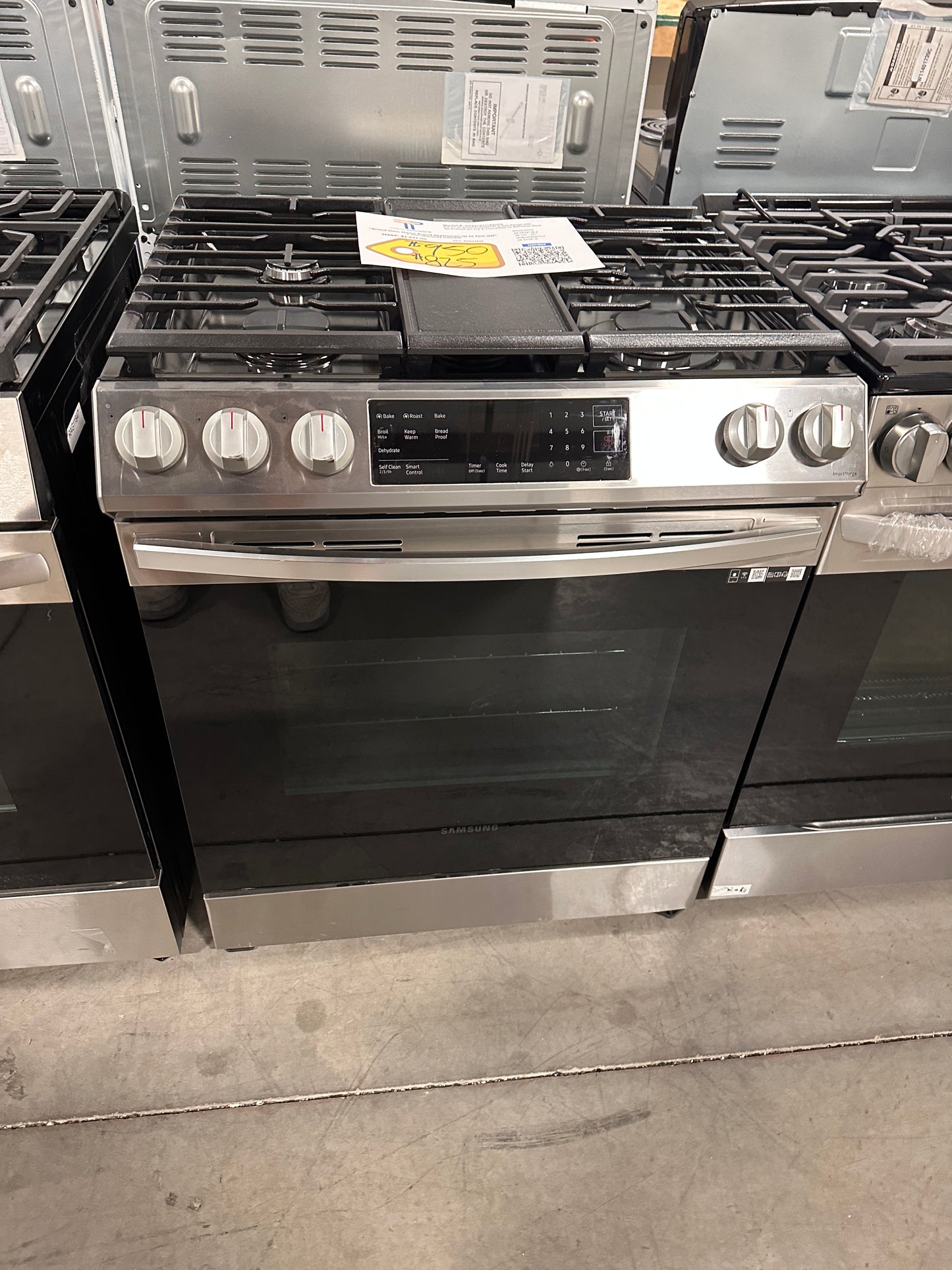 DISCOUNTED GORGEOUS NEW SAMSUNG 6 CU FT GAS RANGE MODEL: NX60T8311SS/AA RAG11842