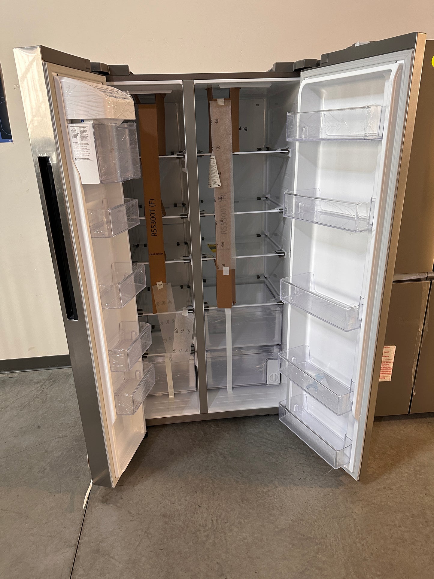 DISCOUNTED BRAND NEW LARGE CAPACITY SAMSUNG REFRIGERATOR MODEL: RS28A500ASR/AA REF13054