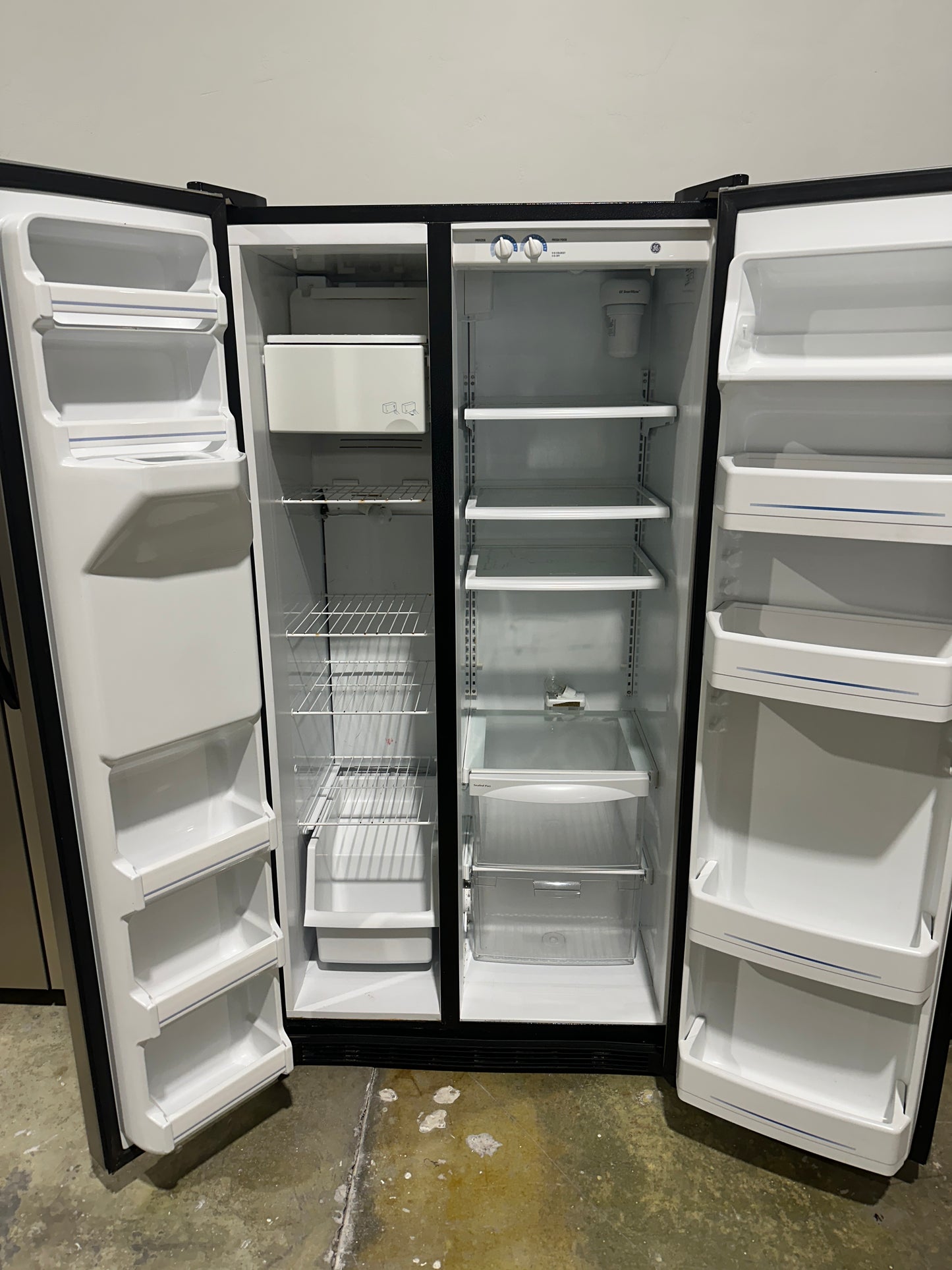 GENTLY USED GE SIDE BY SIDE REFRIGERATOR MODEL: GSL25JFPDBS REF12436S