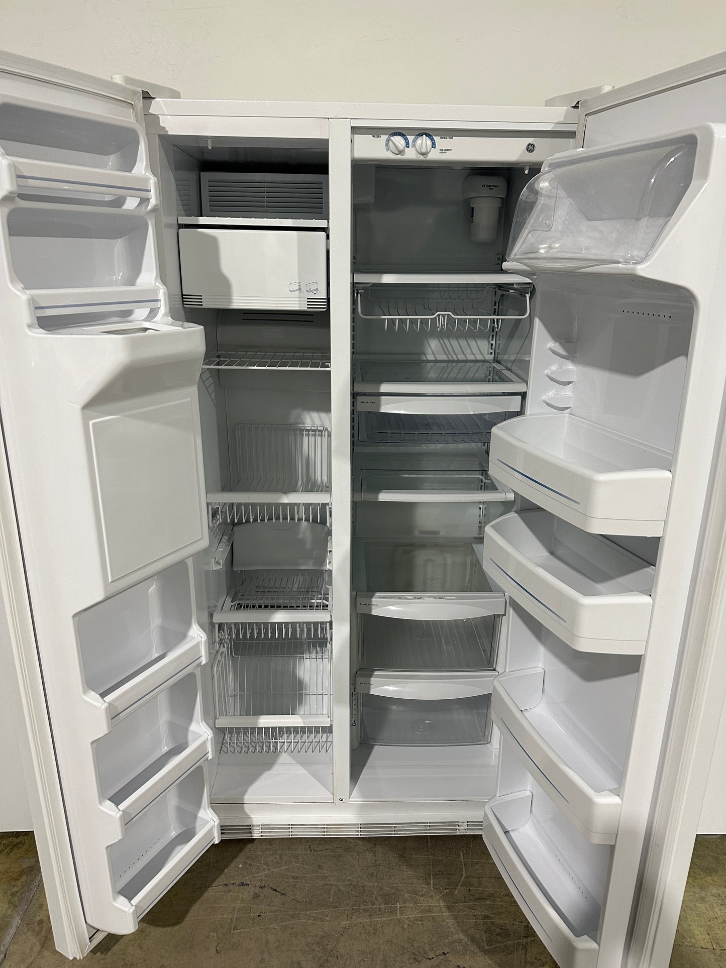 SIDE BY SIDE GE REFRIGERATOR - GENTLY USED - MODEL GE ESS25XGMC WW REF12440S