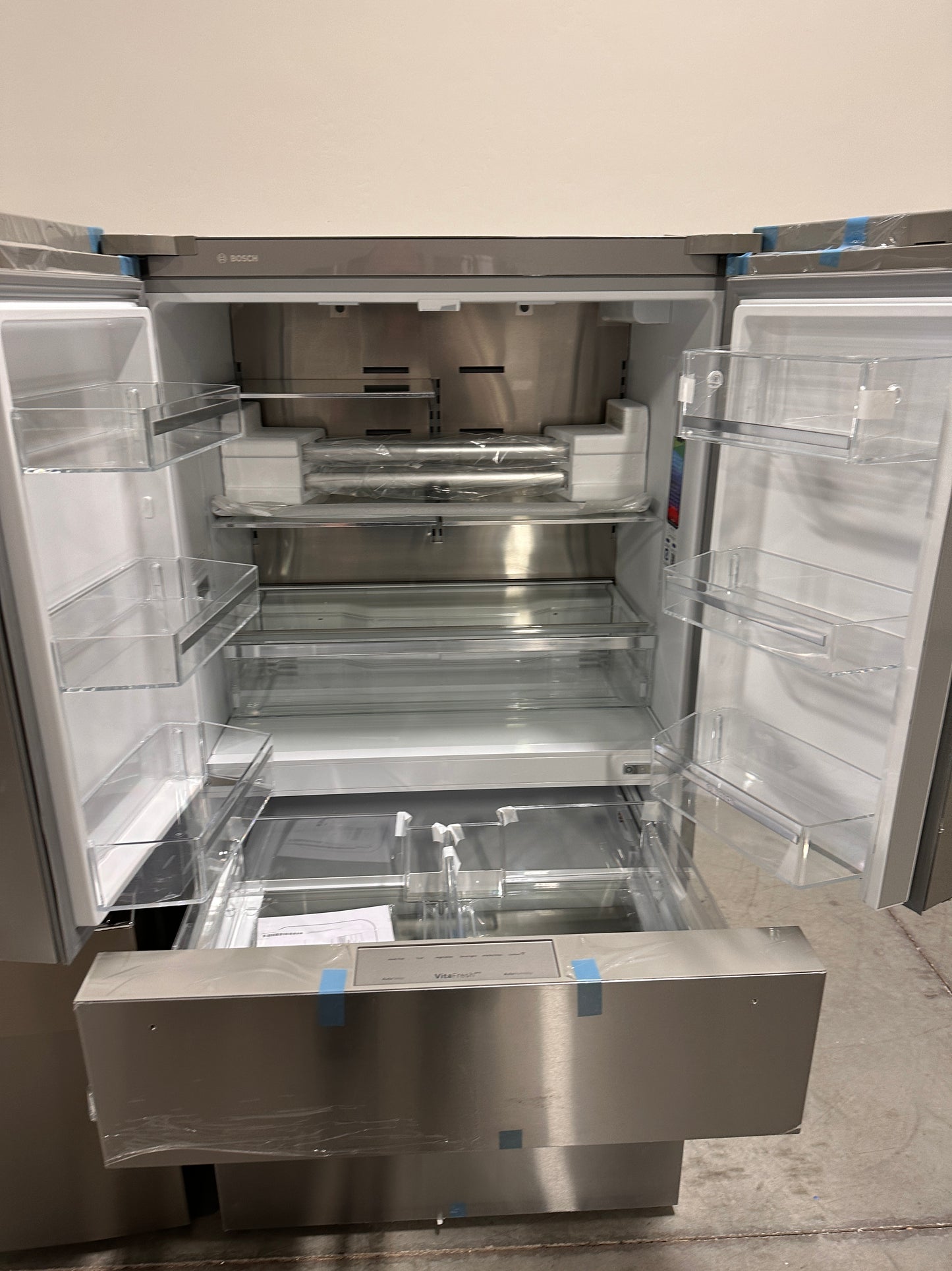 GORGEOUS NEW BOSCH COUNTER DEPTH REFRIGERATOR Model:B36CL80SNS REF12990