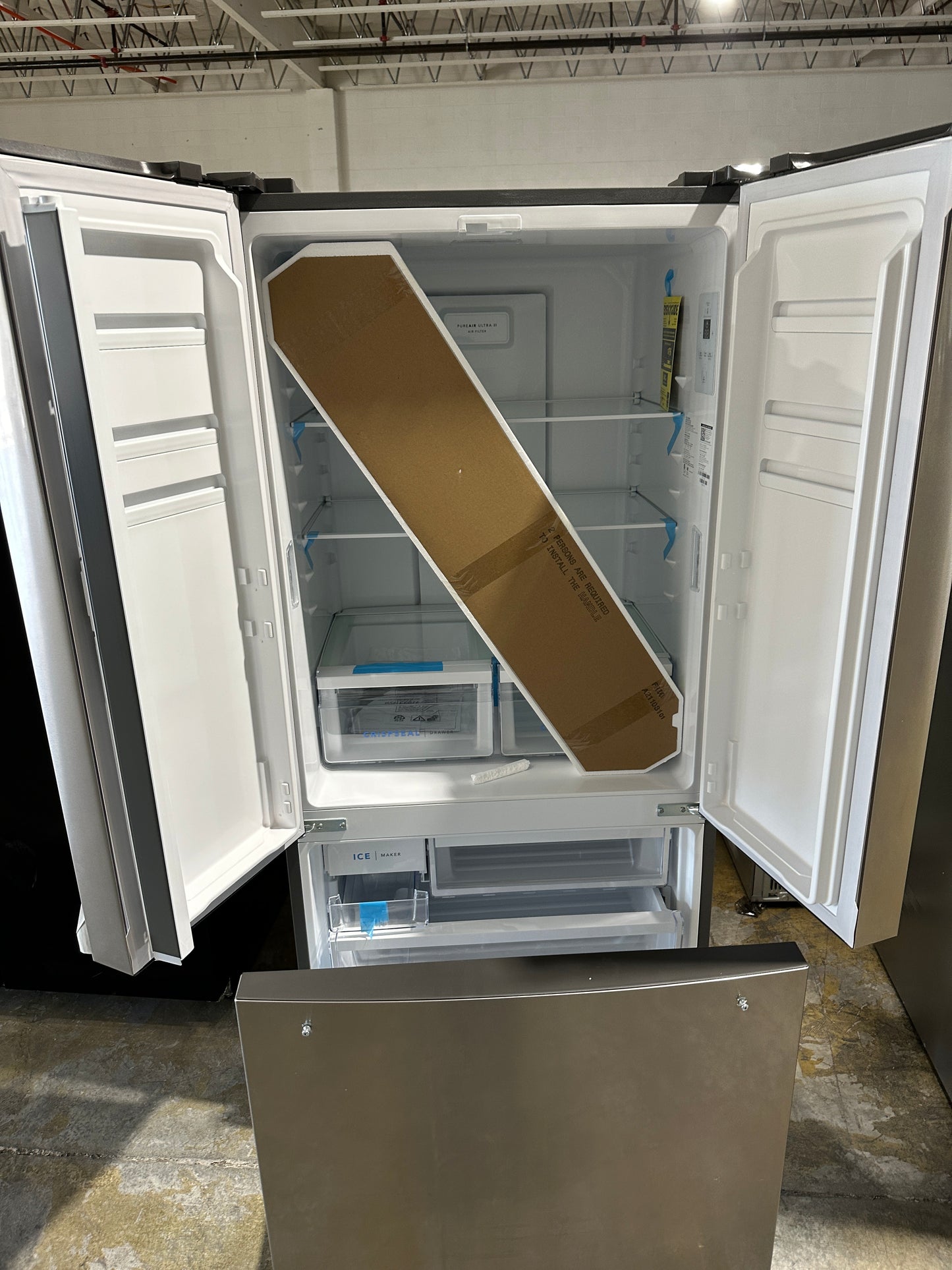 GREAT NEW COUNTER DEPTH FRENCH DOOR REFRIGERATOR MODEL: FRFG1723AV REF12473S