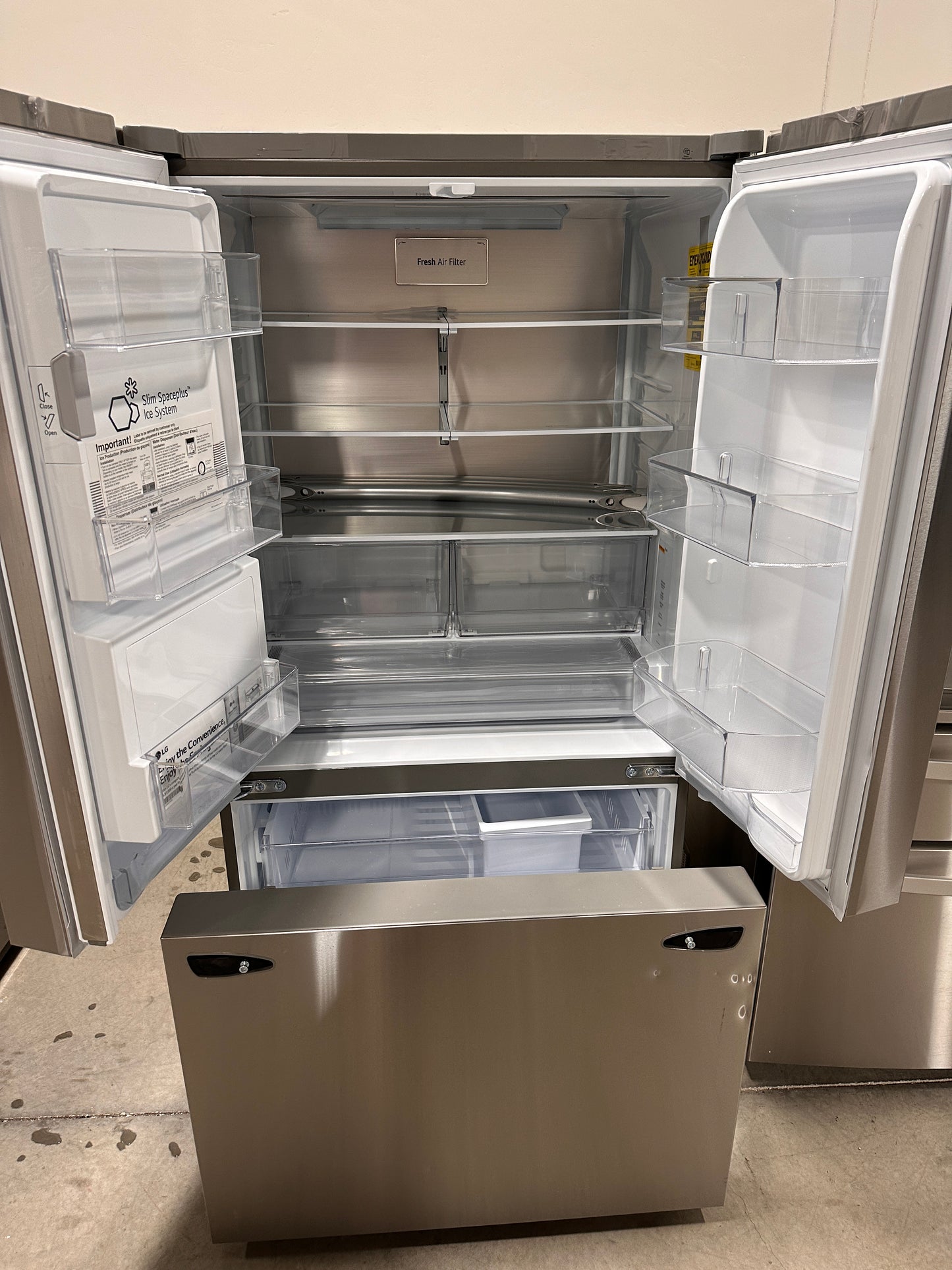 BRAND NEW COUNTER DEPTH SMART LG REFRIGERATOR MODEL: LRFXC2606S REF13147