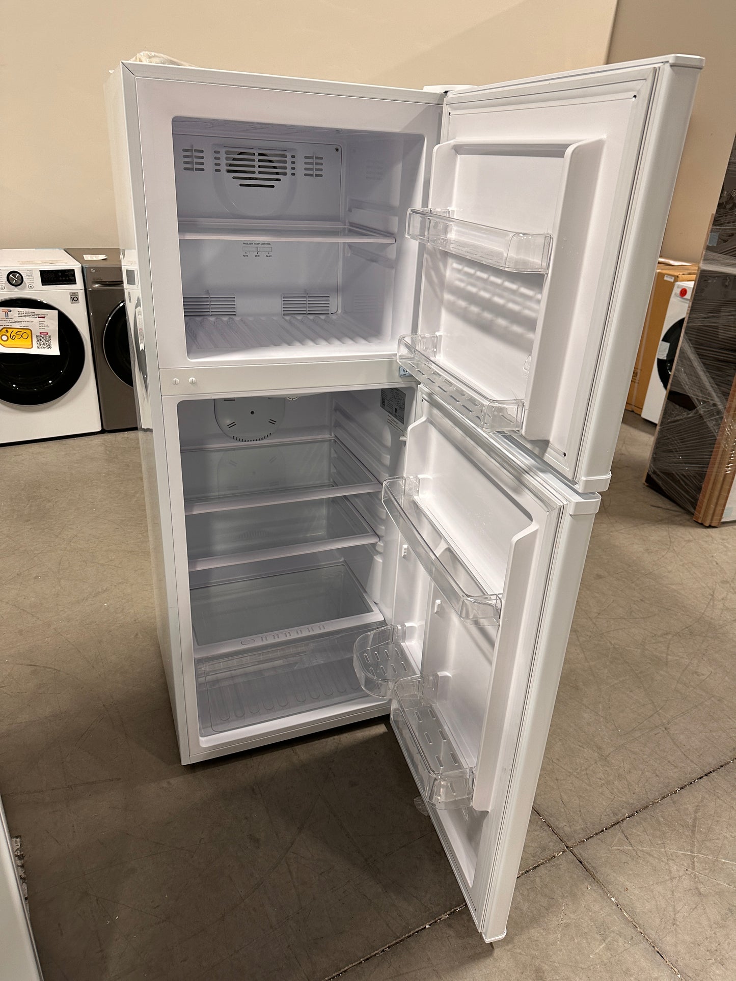 GREAT NEW TOP FREEZER REFRIGERATOR 9.7 CU FT MODEL: HPS10LGVRWW REF13134