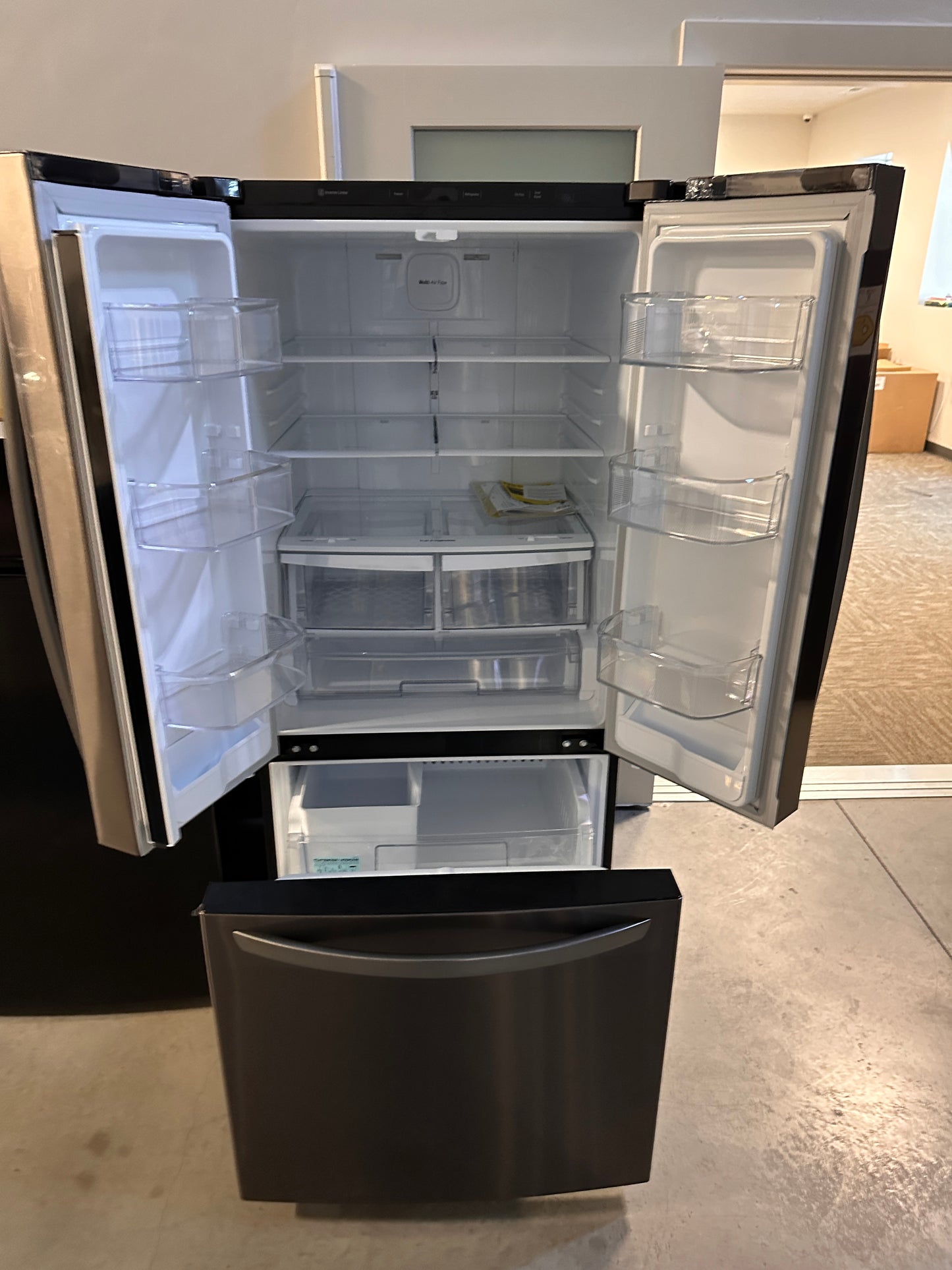DARK STAINLESS LG REFRIGERATOR with SMART COOLING SYSTEM MODEL: LFCS22520D REF13122