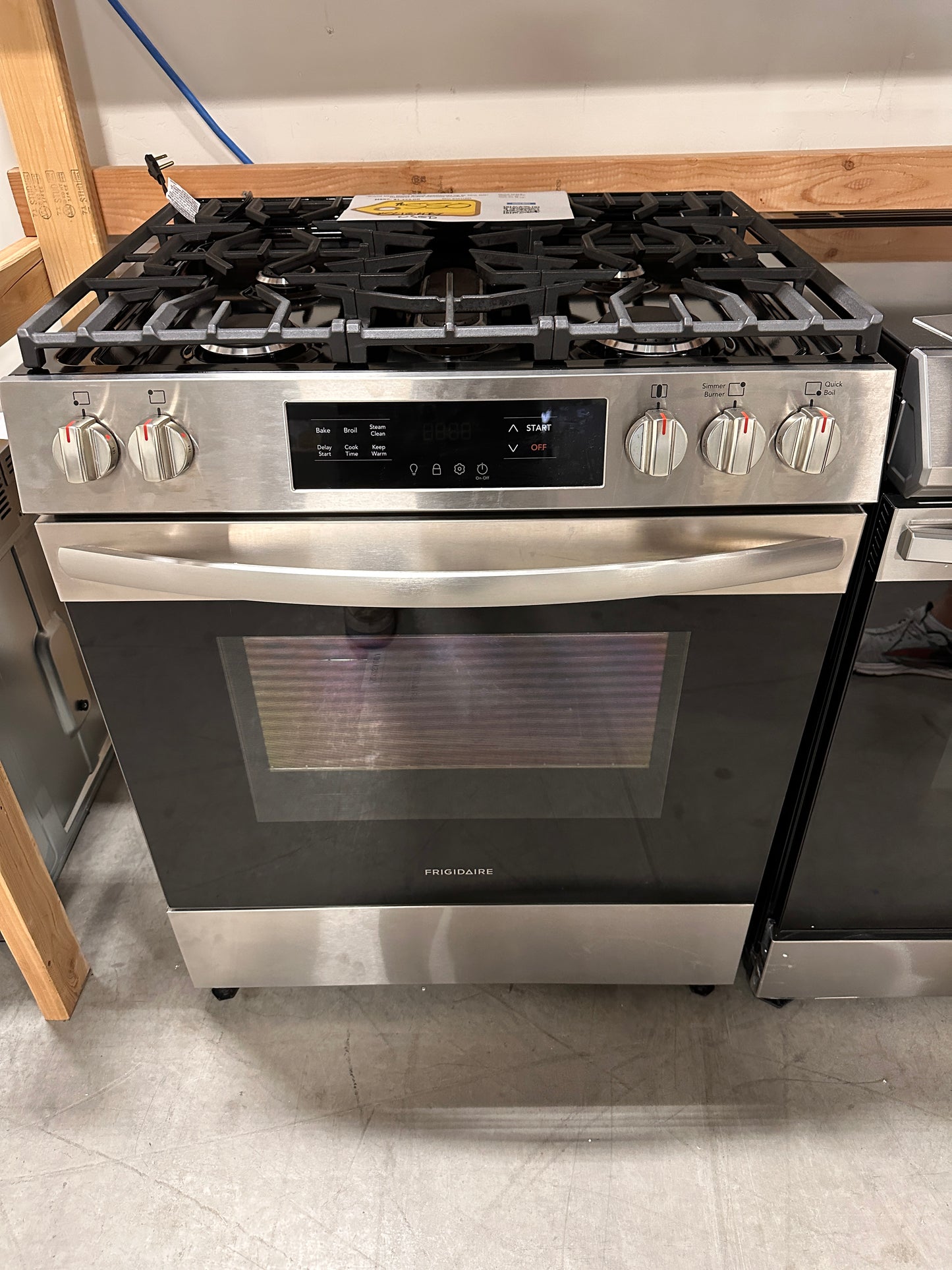 LIKE NEW FRIGIDAIRE FRONT CONTROL GAS RANGE MODEL:FCFG3062AS RAG11852