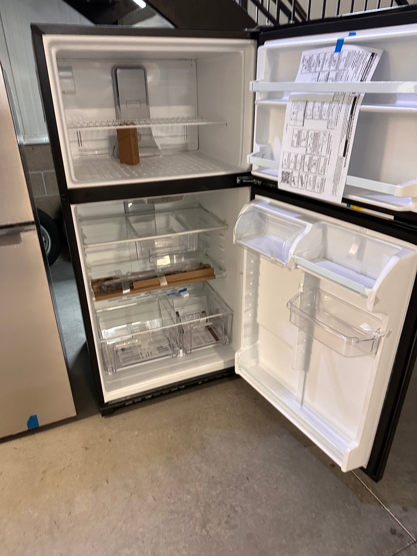 NEW WHIRLPOOL TOP FREEZER REFRIGERATOR MODEL: WRT311FZDB REF13186