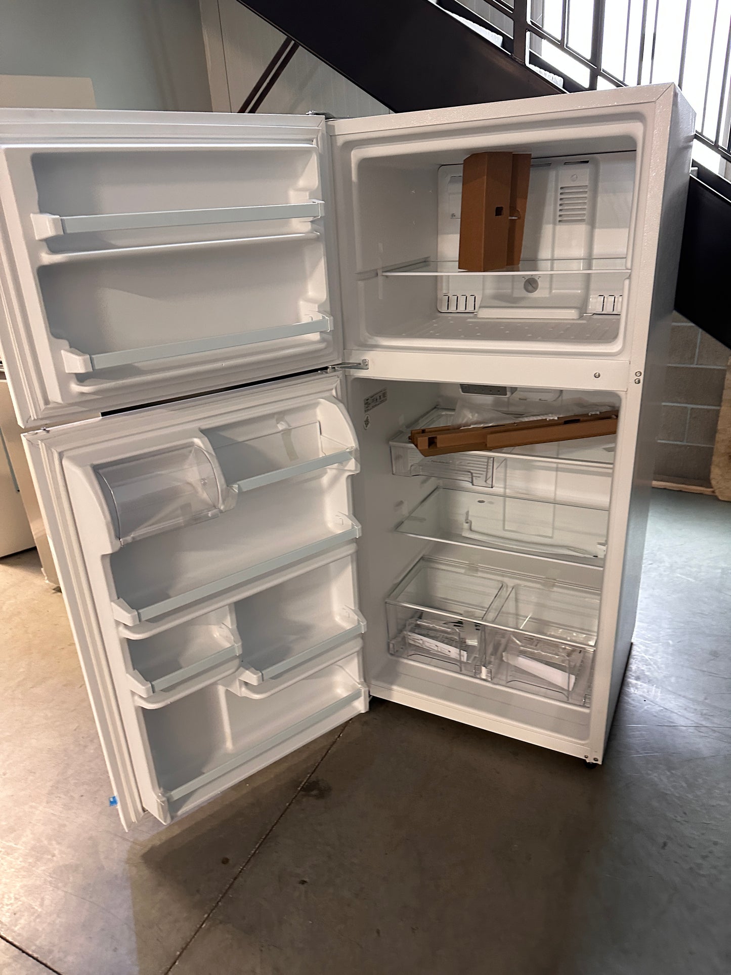 SALE PRICE BRAND NEW TOP FREEZER WHITE WHIRLPOOL REFRIGERATOR MODEL: WRT318FZDW REF13193