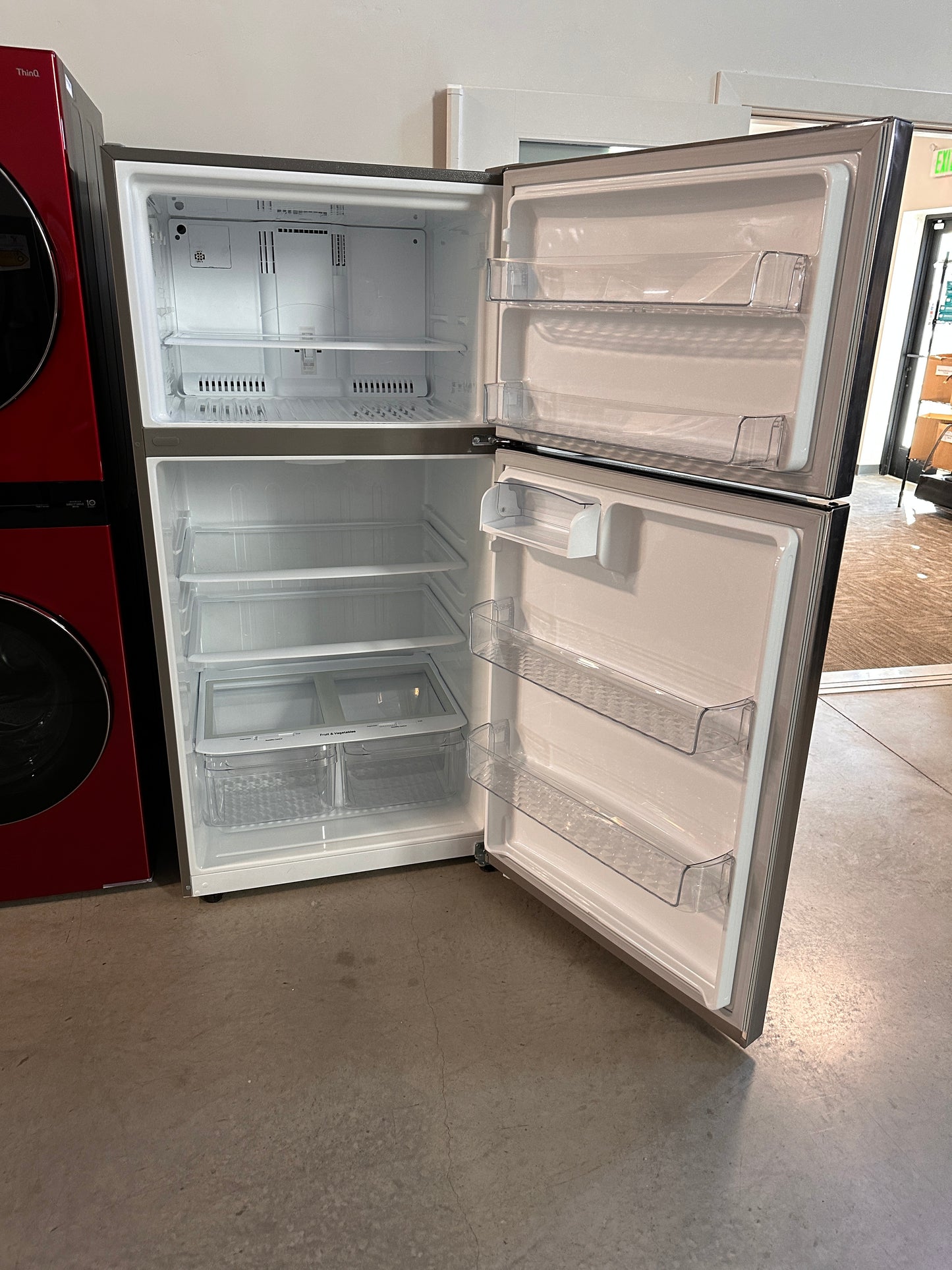 GREAT NEW TOP FREEZER REFRIGERATOR with INTERNAL WATER MODEL: LHTNS2403S REF13181
