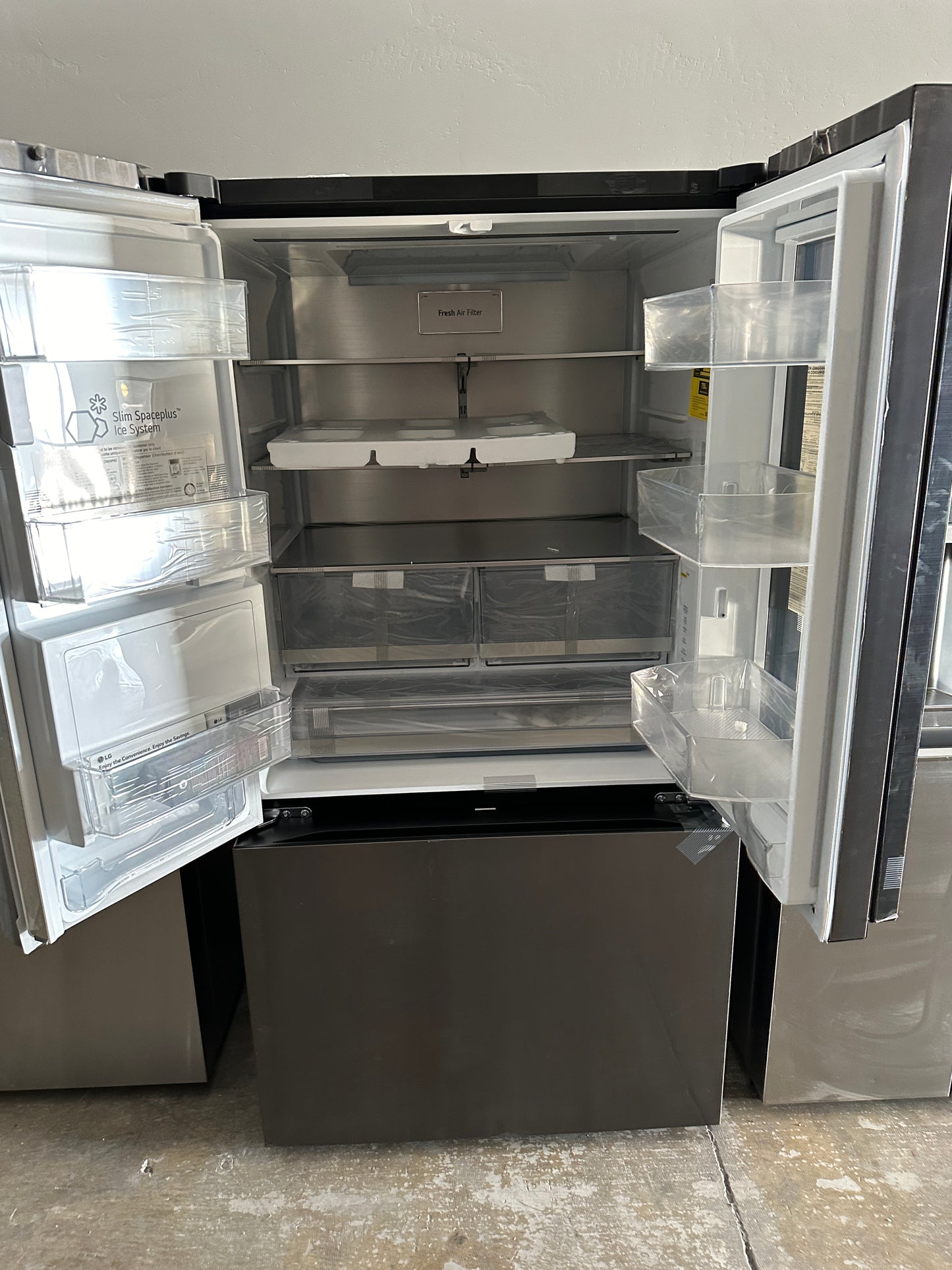 GREAT NEW LG STANDARD DEPTH MAX SMART REFRIGERATOR MODEL: LRYKS3106D REF13426S