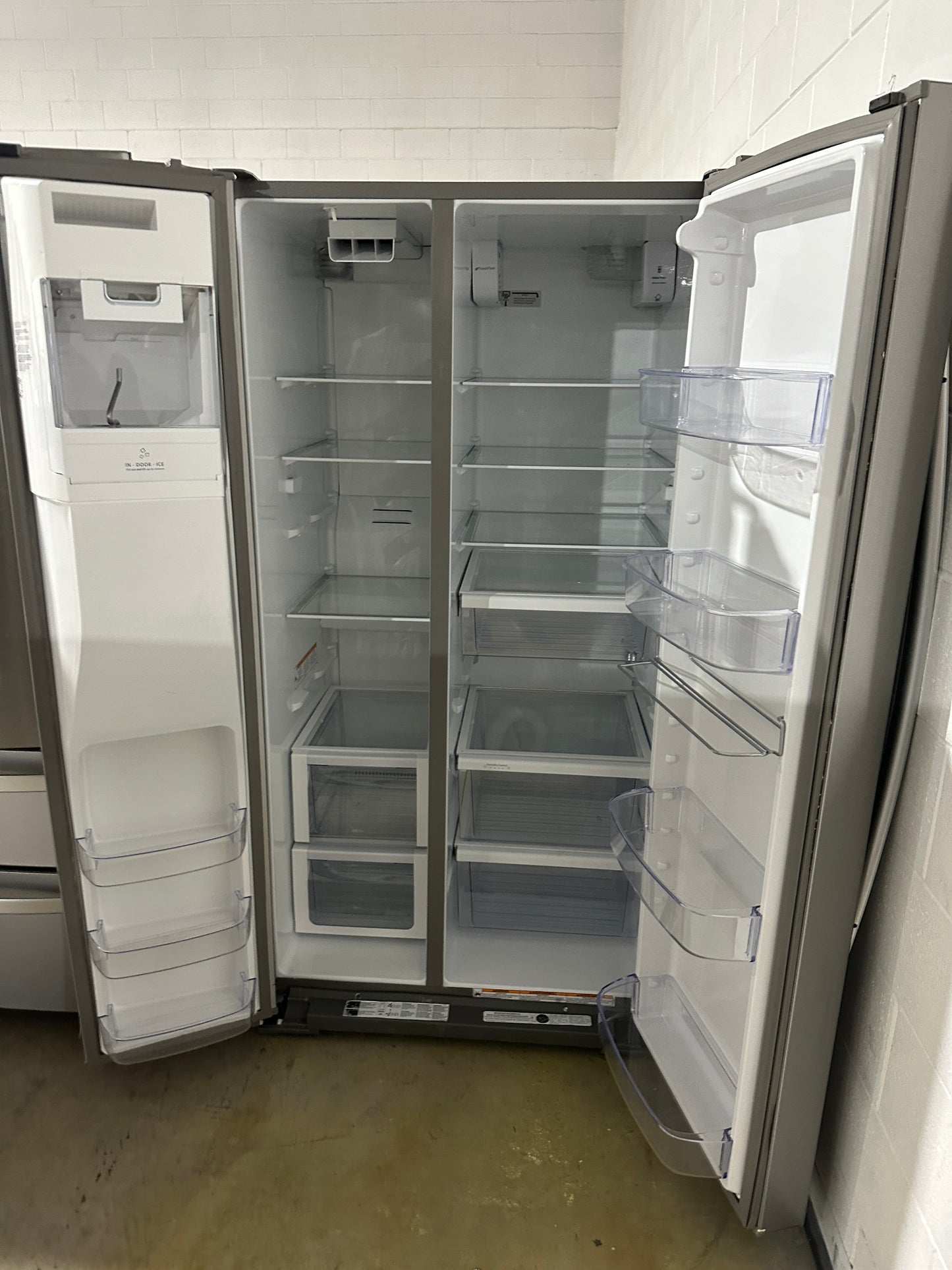 GORGEOUS NEW WHIRLPOOL SIDE BY SIDE REFRIGERATOR MODEL: WRS588FIHZ REF13577S