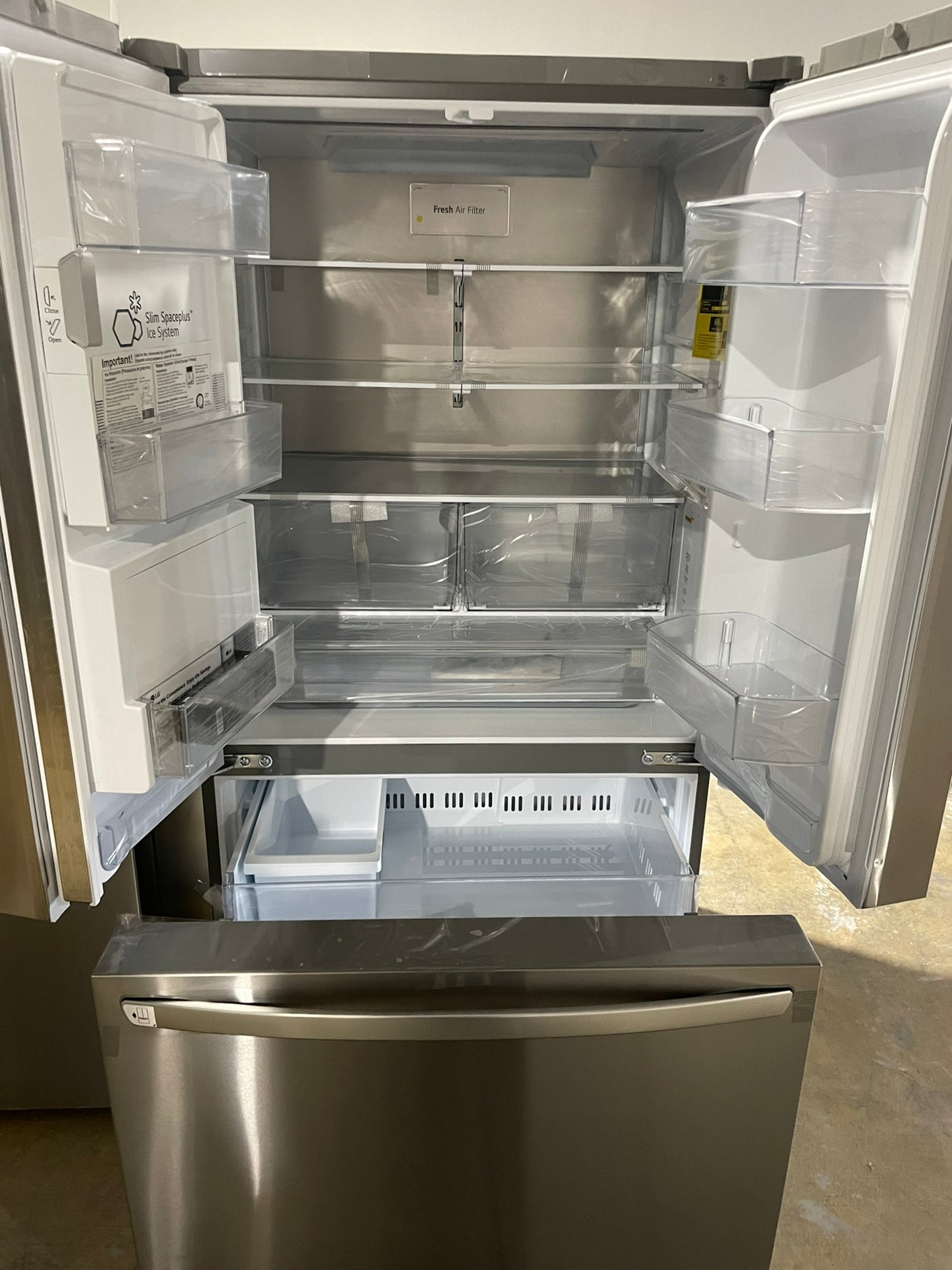 COUNTER DEPTH LG FRENCH DOOR REFRIGERATOR MODEL: LRFXC2606S REF12456S