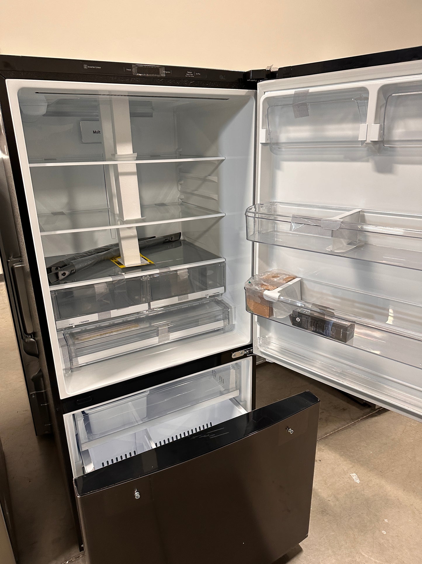 ON SALE BLACK STAINLESS STEEL BOTTOM FREEZER REFRIGERATOR MODEL: LRDCS2603D REF13247
