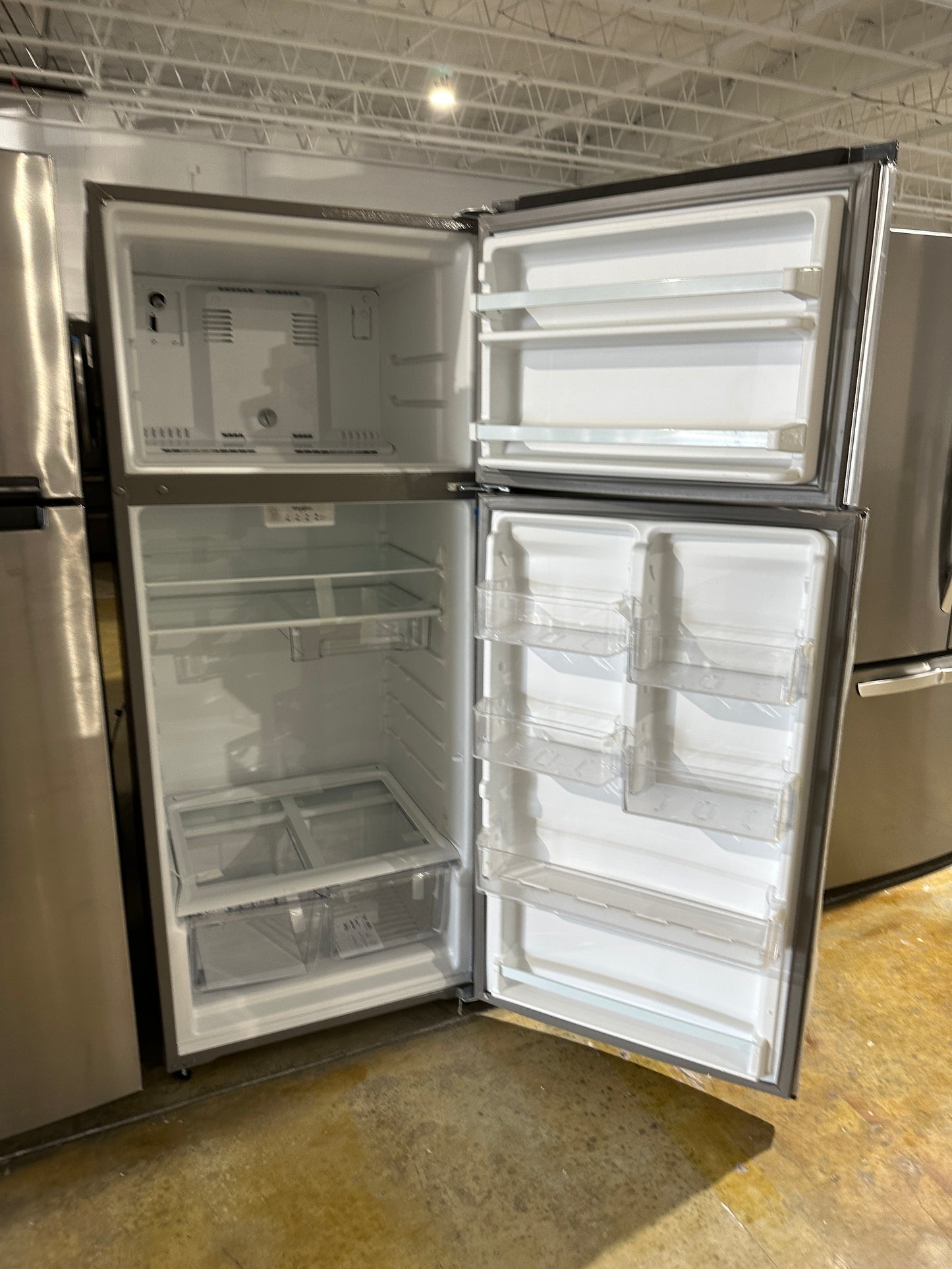 GORGEOUS NEW DISCOUNTED TOP FREEZER REFRIGERATOR MODEL: WRT518SZFM REF13691S