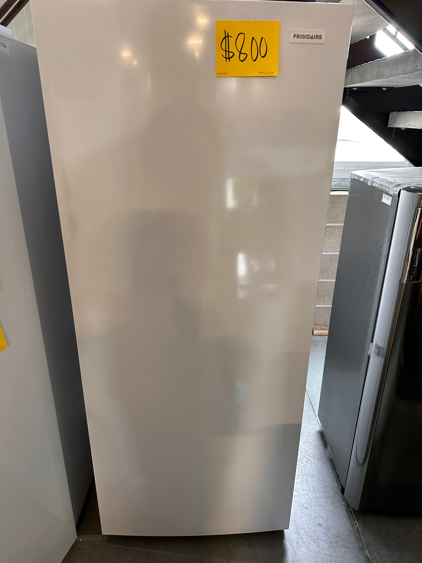 15.5 CU FT FROST-FREE UPRIGHT FREEZER with INTERIOR LIGHT - FRZ11223