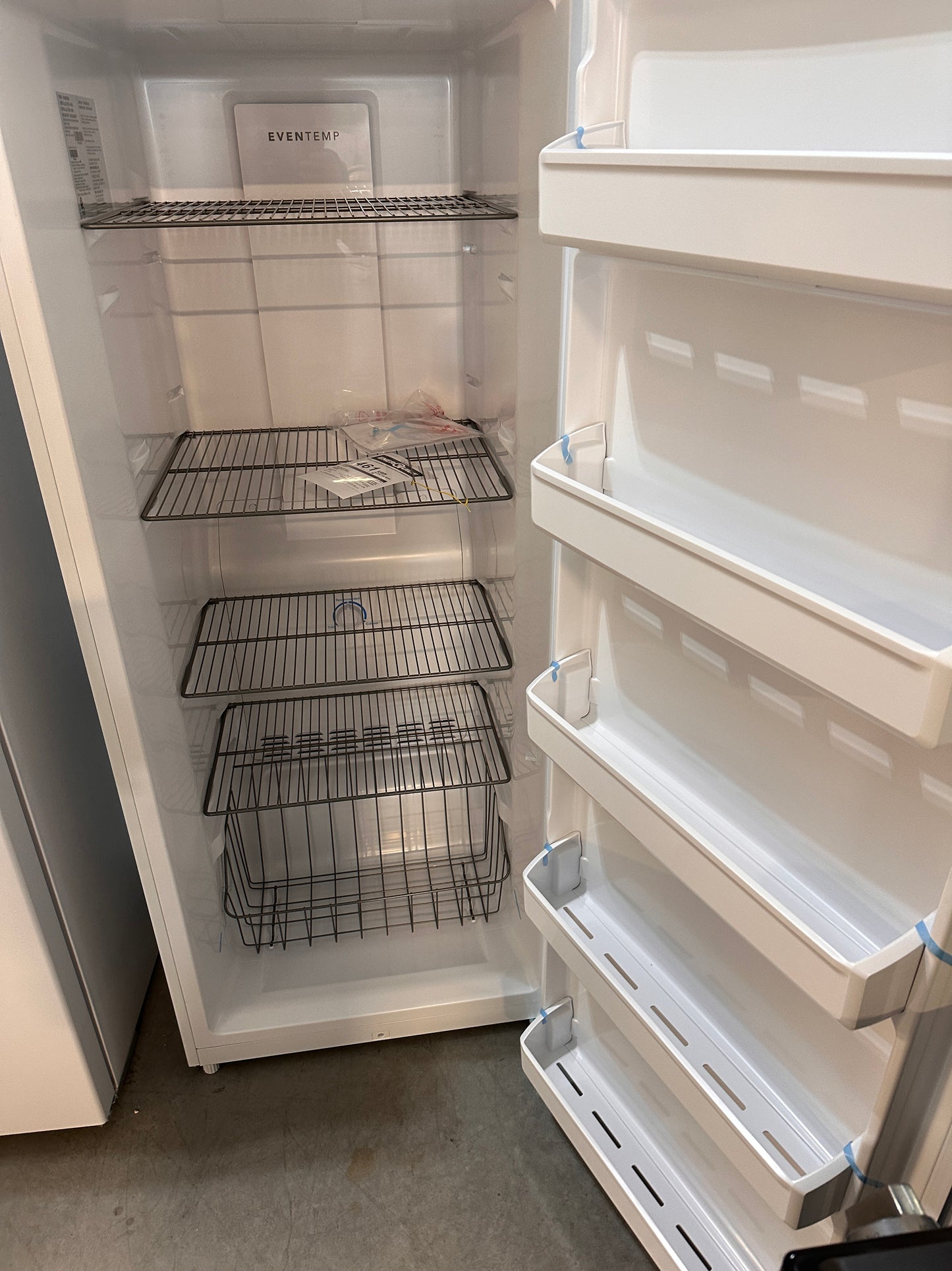 15.5 CU FT FROST-FREE UPRIGHT FREEZER with INTERIOR LIGHT - FRZ11223
