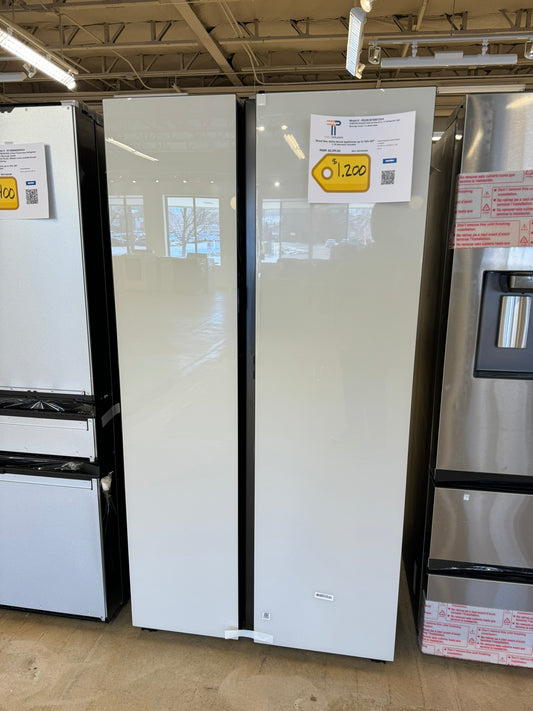 GORGEOUS NEW COUNTER DEPTH SIDE BY SIDE SAMSUNG REFRIGERATOR MODEL: RS23CB760012AA  REF10003R