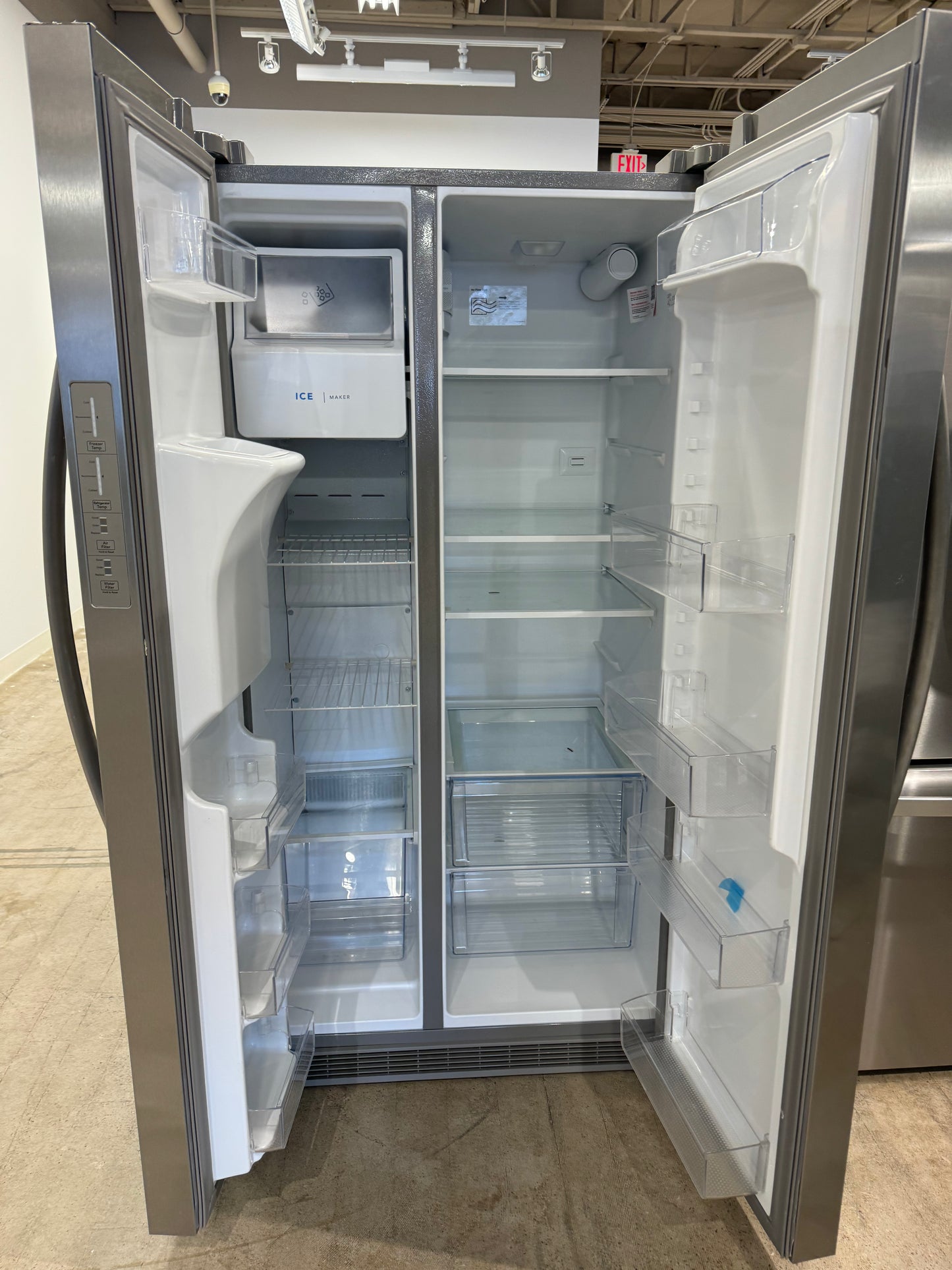 GORGEOUS NEW FRIGIDAIRE SIDE BY SIDE REFRIGERATOR MODEL: FRSS26L3AF REF10078R