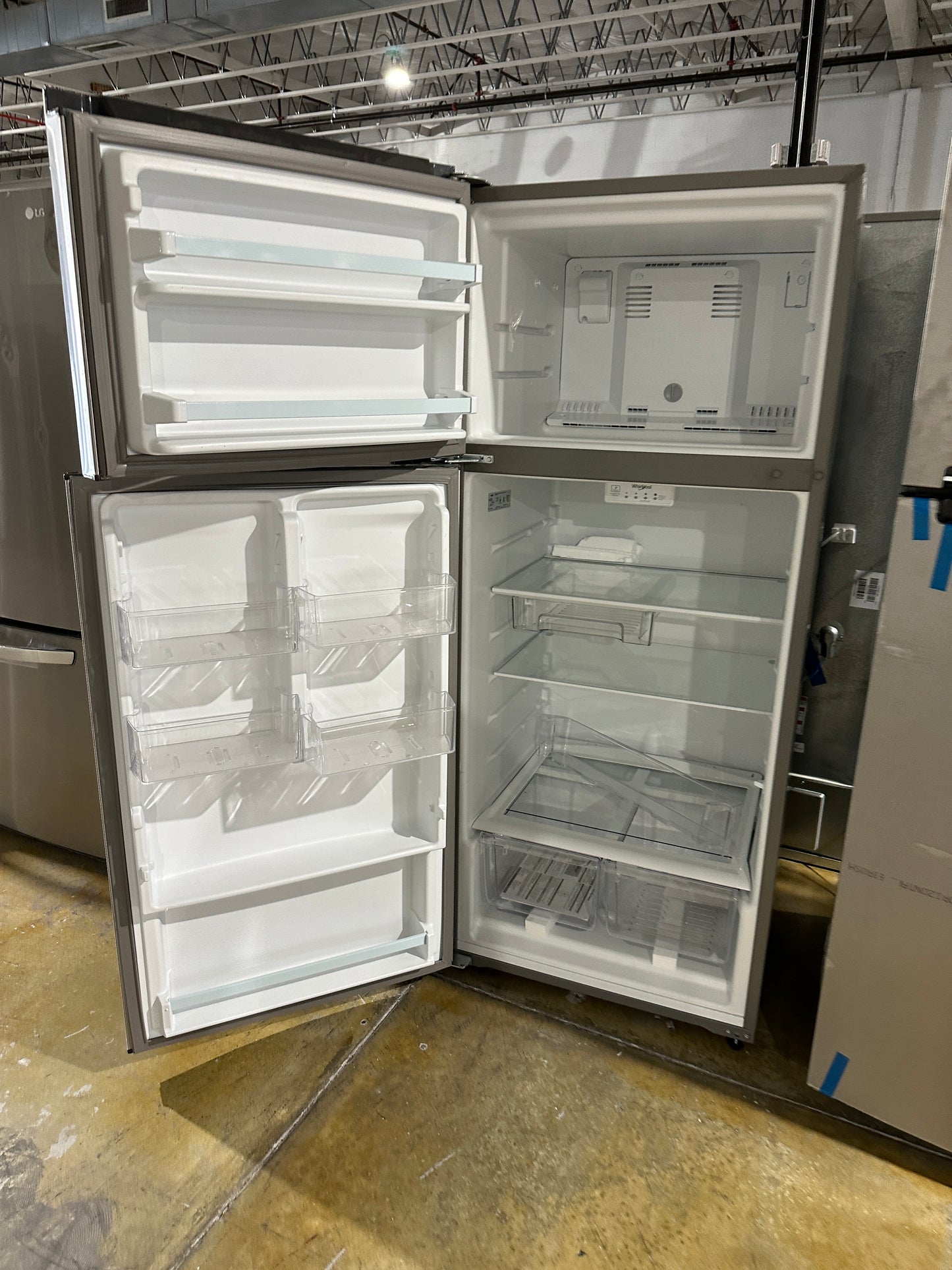 BRAND NEW Whirlpool 28 in. 17.6 Cu. Ft. Top Refrigerator MODEL: WRT518SZFM REF13681S