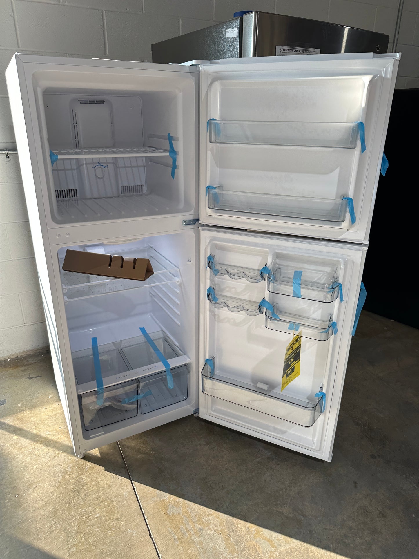 GREAT NEW APARTMENT SIZE FRIDGE MODEL: DFF101B1WDB REF13778S