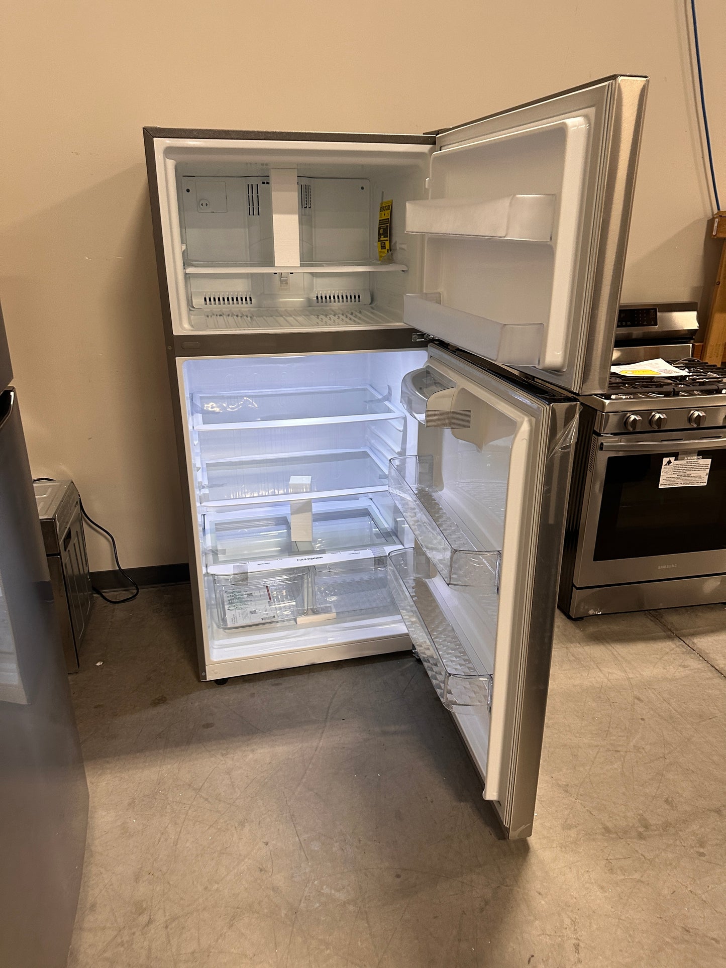 BRAND NEW TOP FREEZER REFRIGERATOR MODEL: LHTNS2403S REF13381