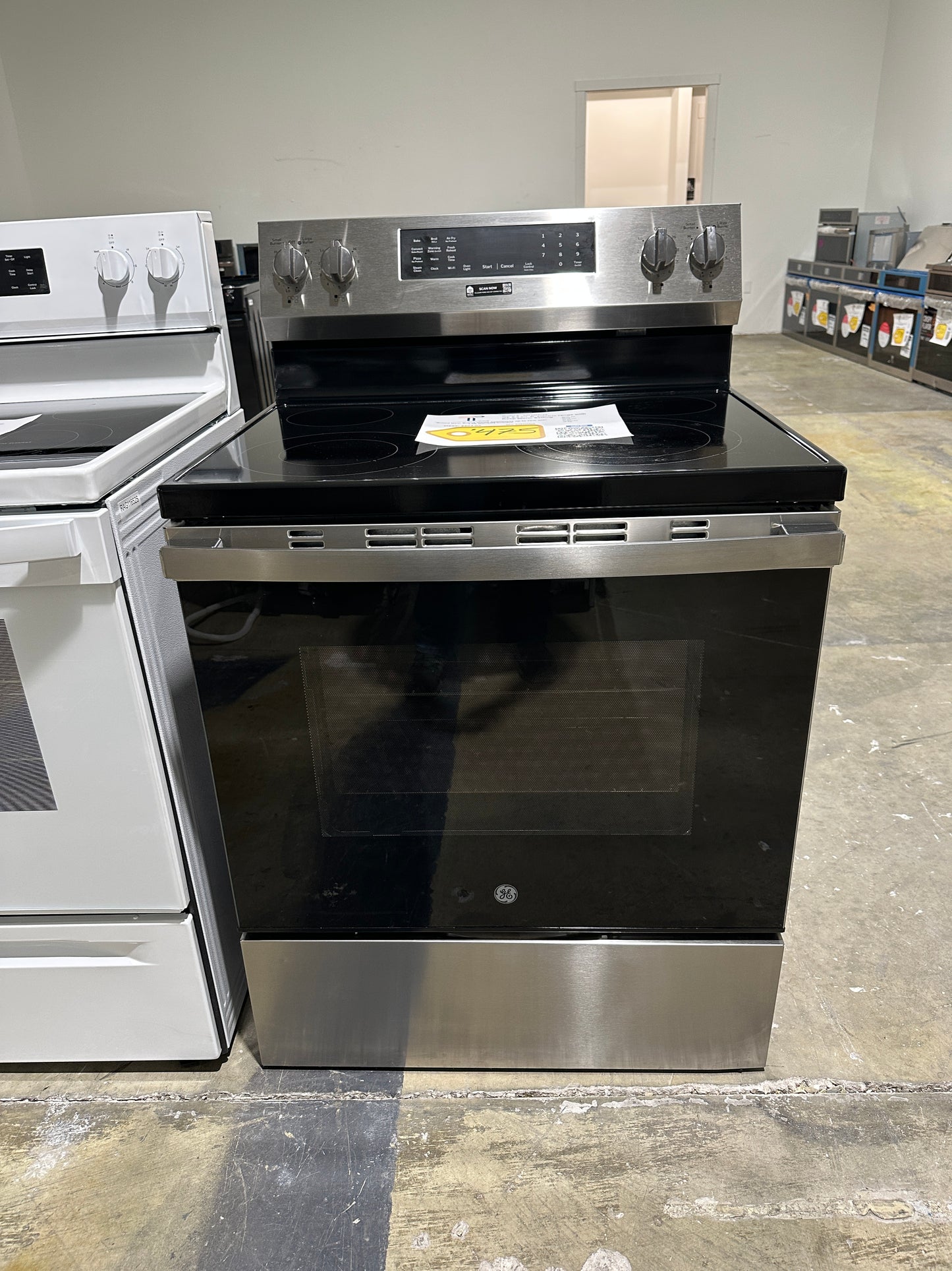 NEW! GE 30 Inch Freestanding Electric Smart Range MODEL: GRF600AVSS RAG11651S