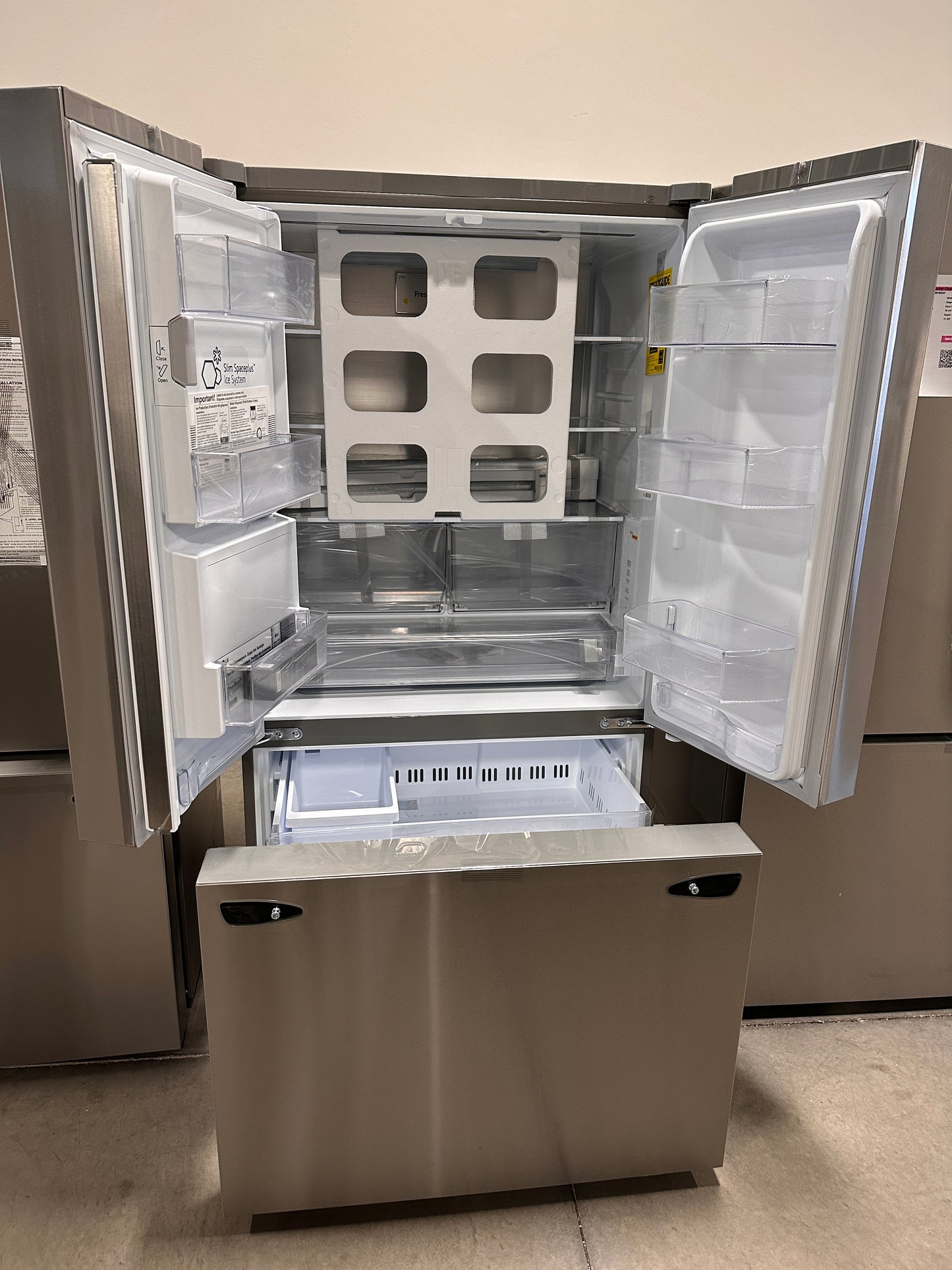 BEAUTIFUL BRAND NEW LG COUNTER DEPTH FRIDGE MODEL: LRFXC2606S REF13395