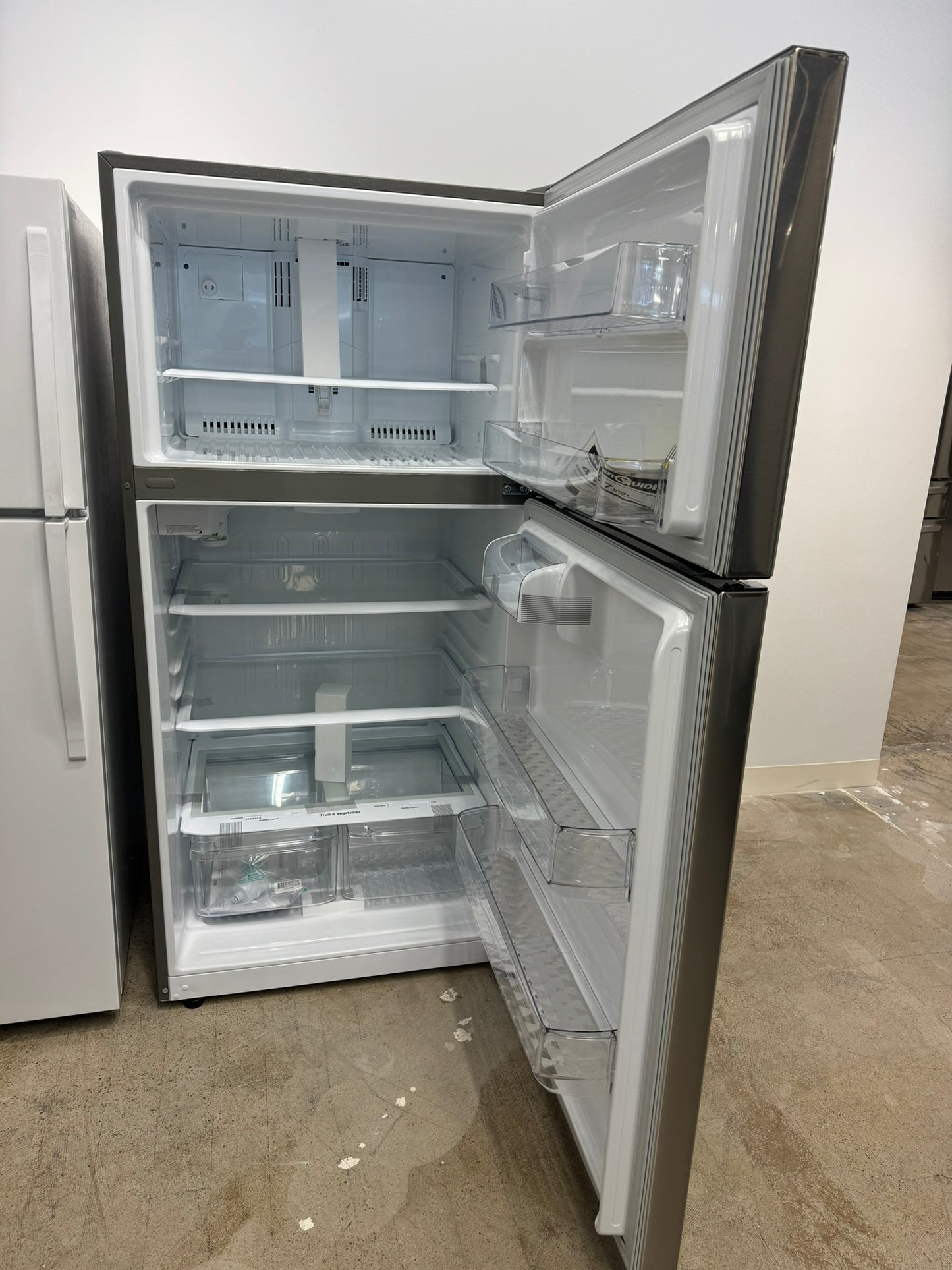 NEW LG TOP FREEZER REFRIGERATOR with INTERNAL WATER DISPENSER MODEL: LRTLS2403S REF10207R