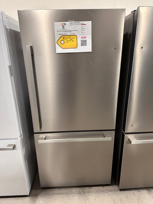 GREAT NEW HISENSE COUNTER DEPTH BOTTOM FREEZER REFRIGERATOR MODEL: HRB171N6BSE REF13423