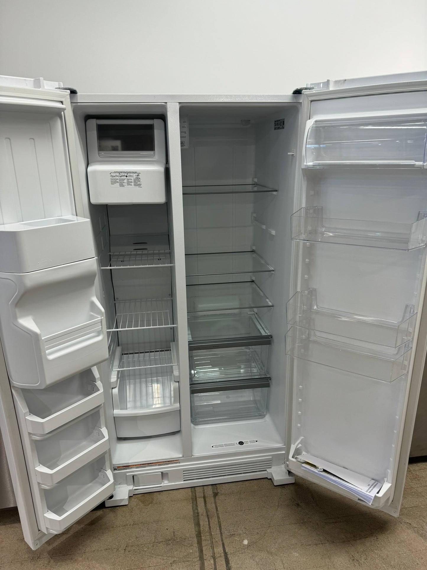 GORGEOUS NEW WHIRLPOOL WHITE SIDE BY SIDE REFRIGERATOR MODEL: WRS315SDHW REF10256R