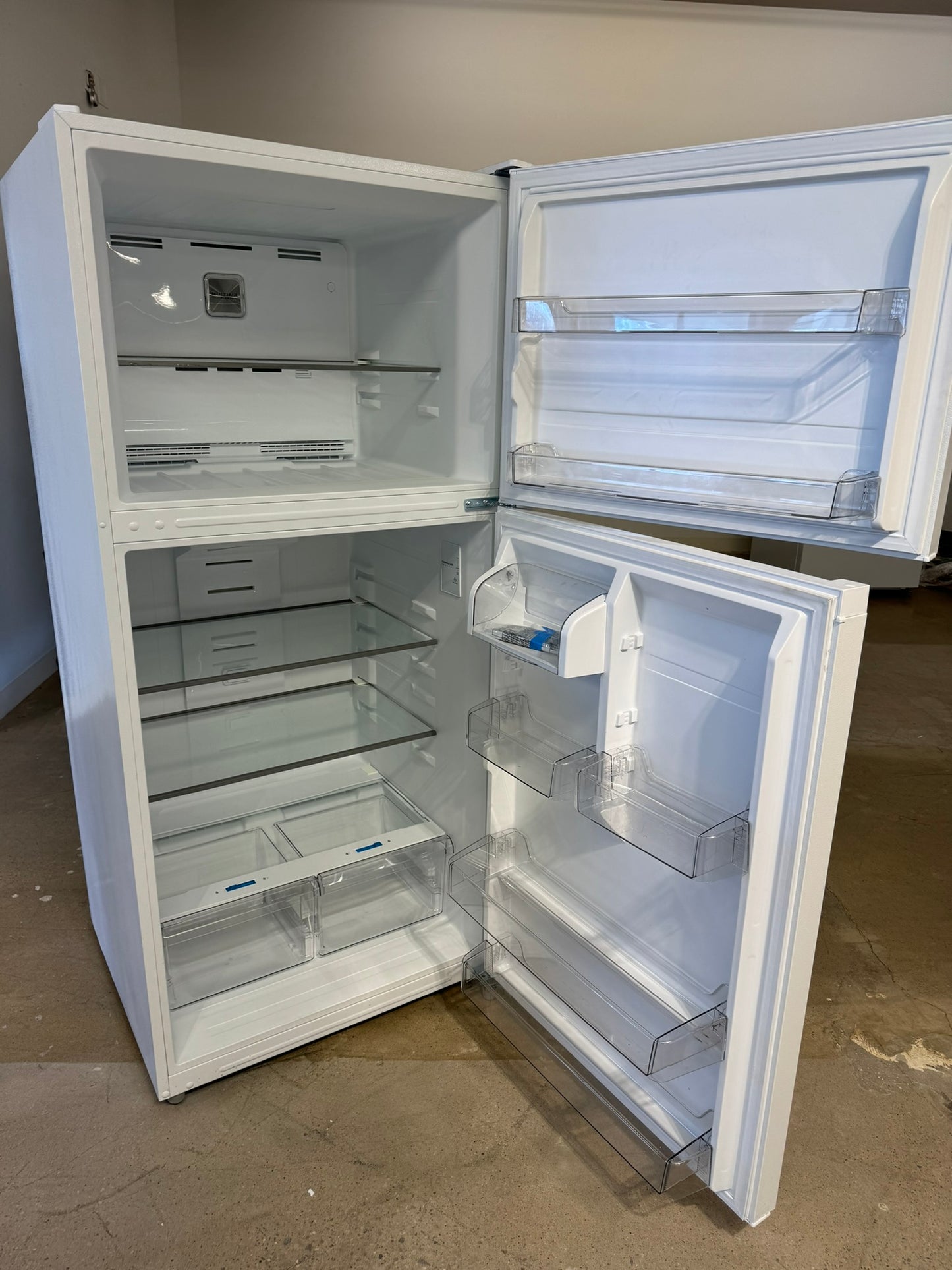 GREAT GARAGE READY MIDEA REFRIGERATOR MODEL: MRT18D3BWW  REF10281R