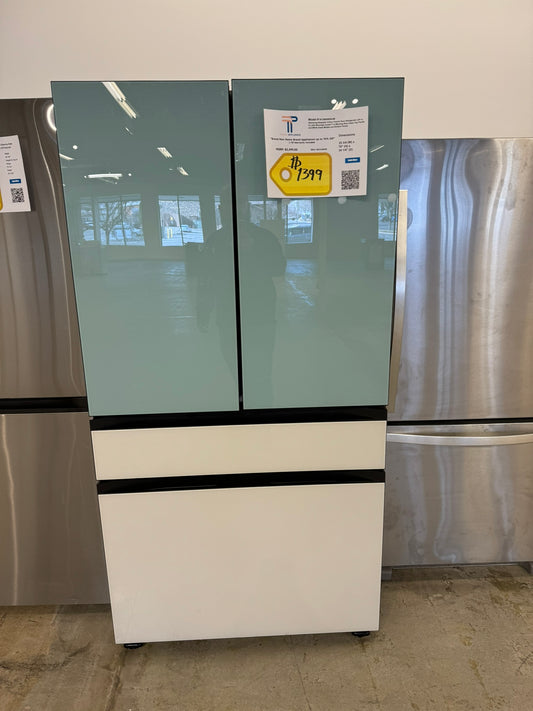 GORGEOUS WHITE SAMSUNG BESPOKE REFRIGERATOR WITH BEVERAGE CENTER MODEL: RF29BB86004M  REF10283R